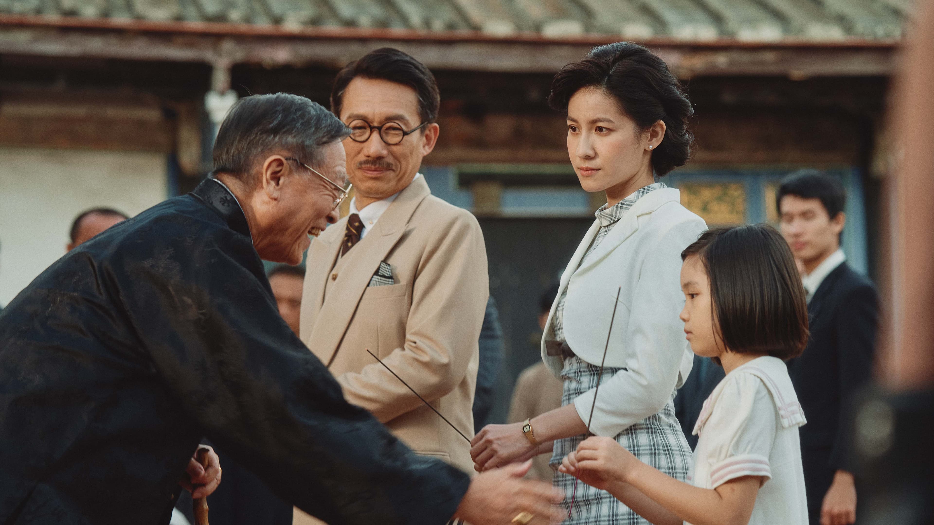 「小吉」收養月婷，跟吉桑一起去宗祠拜拜，月婷被伯公接受，正式成為張家成員。（公視提供）