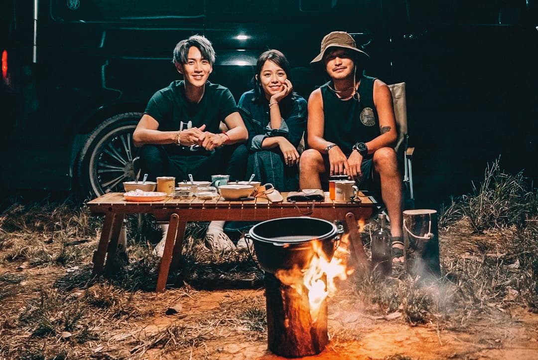 柯震東(左起)與宋芸樺曾作客KID的YouTube,宣傳電影《月老》。(翻攝自KID IG)