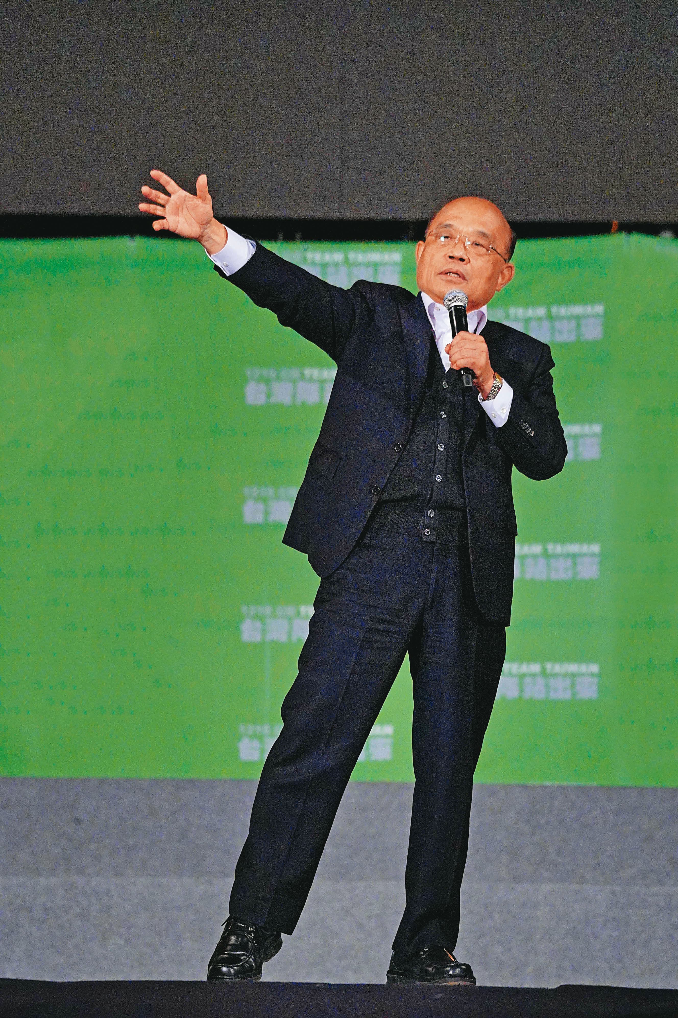 74歲的行政院長蘇貞昌帶頭「衝衝衝」全台,率行政團隊賣力替公投宣講。