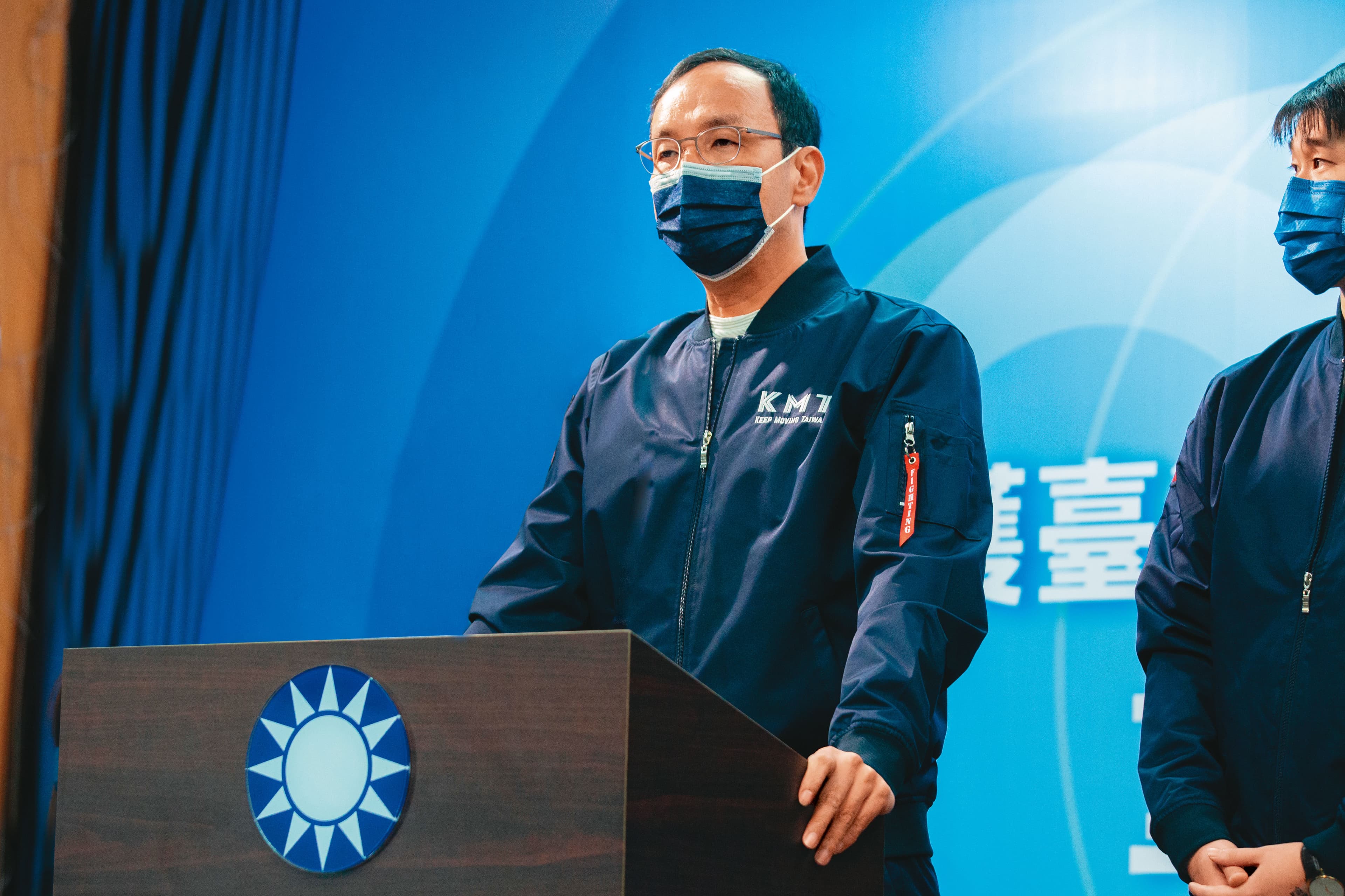 4大公投案國民黨全盤皆輸,黨主席朱立倫18日召開記者會,臉色相當難看。