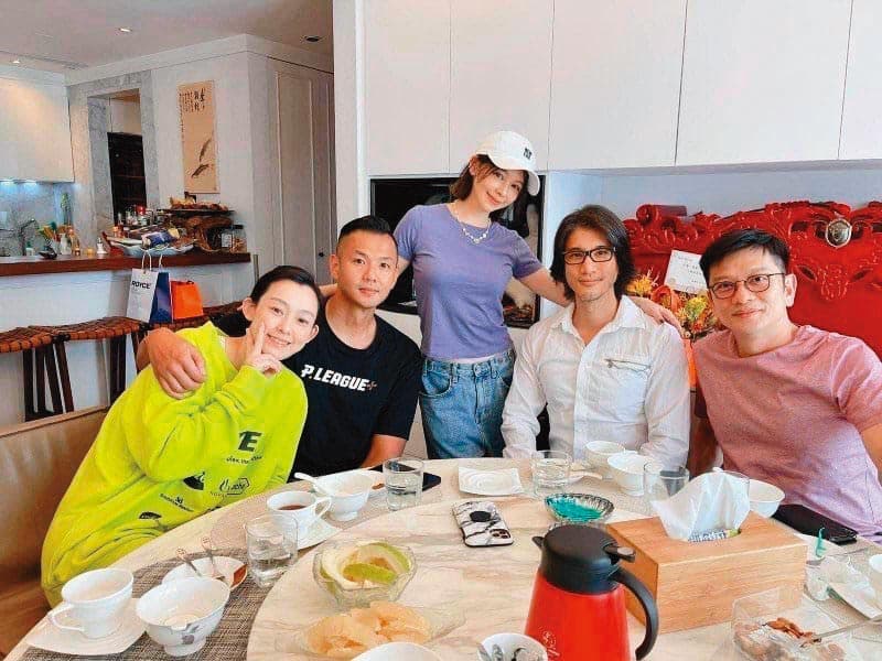 徐若瑄(右三)貼出她跟王力宏(右二)聚會的照片,其中還有黑人(左二)、范范(左一),沒想到除了被罰錢,現又引起雙重不倫風暴。右一為陳子鴻。(翻攝自徐若瑄臉書)