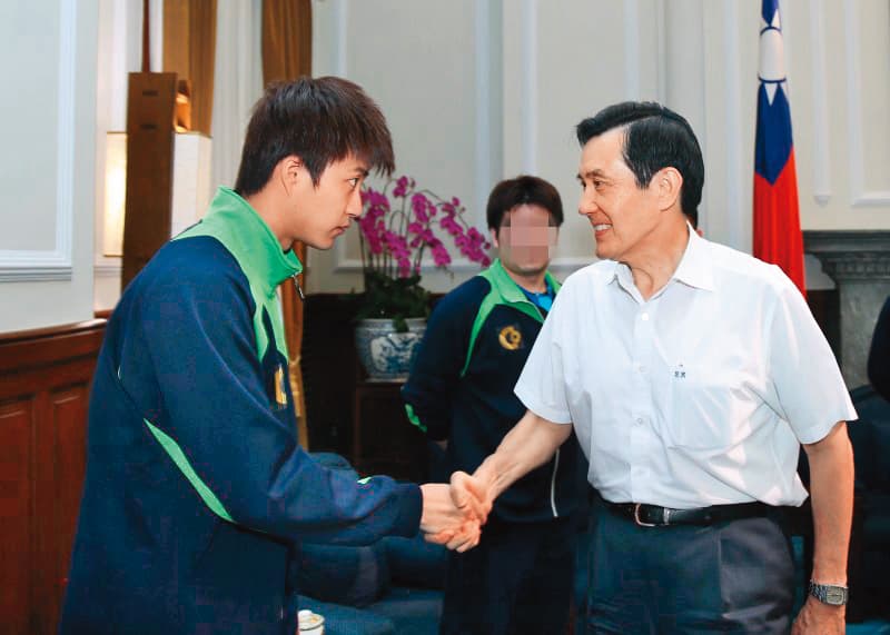 2013年,馬英九(右)與江宏傑(左)握手…今年7月江宏傑斷開福原愛。(翻攝自維基百科)