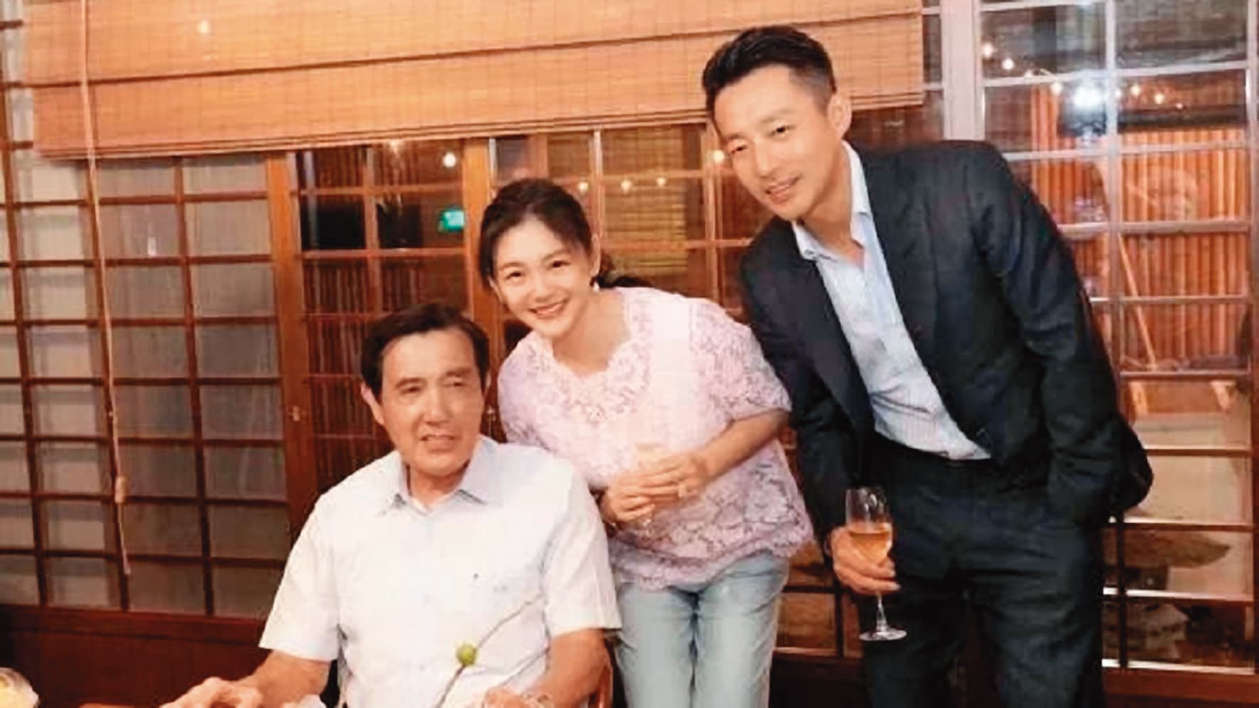 2018年,大S徐熙媛(中)與汪小菲(右)參加郭台銘的家宴,並合體馬英九(左)…今年11月大S宣布結束10年婚。(翻攝自洛施花捨微博)