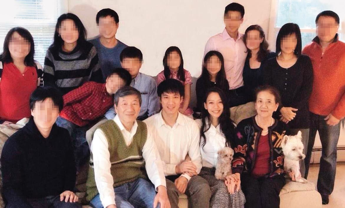 王力宏與李靚蕾登記結婚隔天,就曬出王家大合照,一家人看似美滿。(翻攝自王力宏臉書)