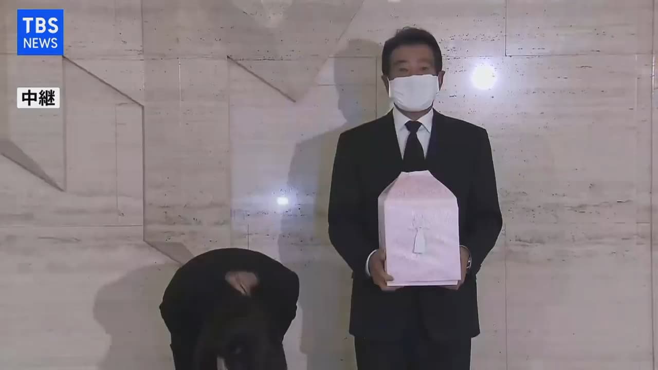 松田聖子(左)一走進記者會會場便深深一鞠躬,一旁的神田正輝也強忍著淚水。(翻攝自TBS NEWS)