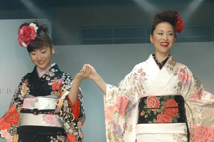 松田聖子(右)與女兒神田沙也加曾同框出席和服活動。(翻攝自《女性SEVEN》)