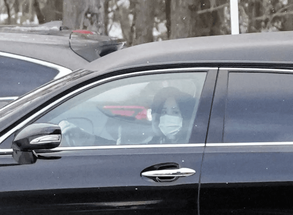 松田聖子下午兩點多搭乘靈車現身殯儀館。(翻攝自日本體育報)
