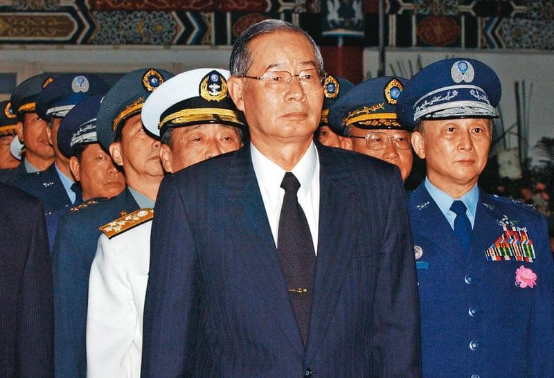 前國防部長湯曜明(前)、陳肇敏(後排右)2人,都名列翁茂鍾買股及送襯衫名單。(聯合知識庫)