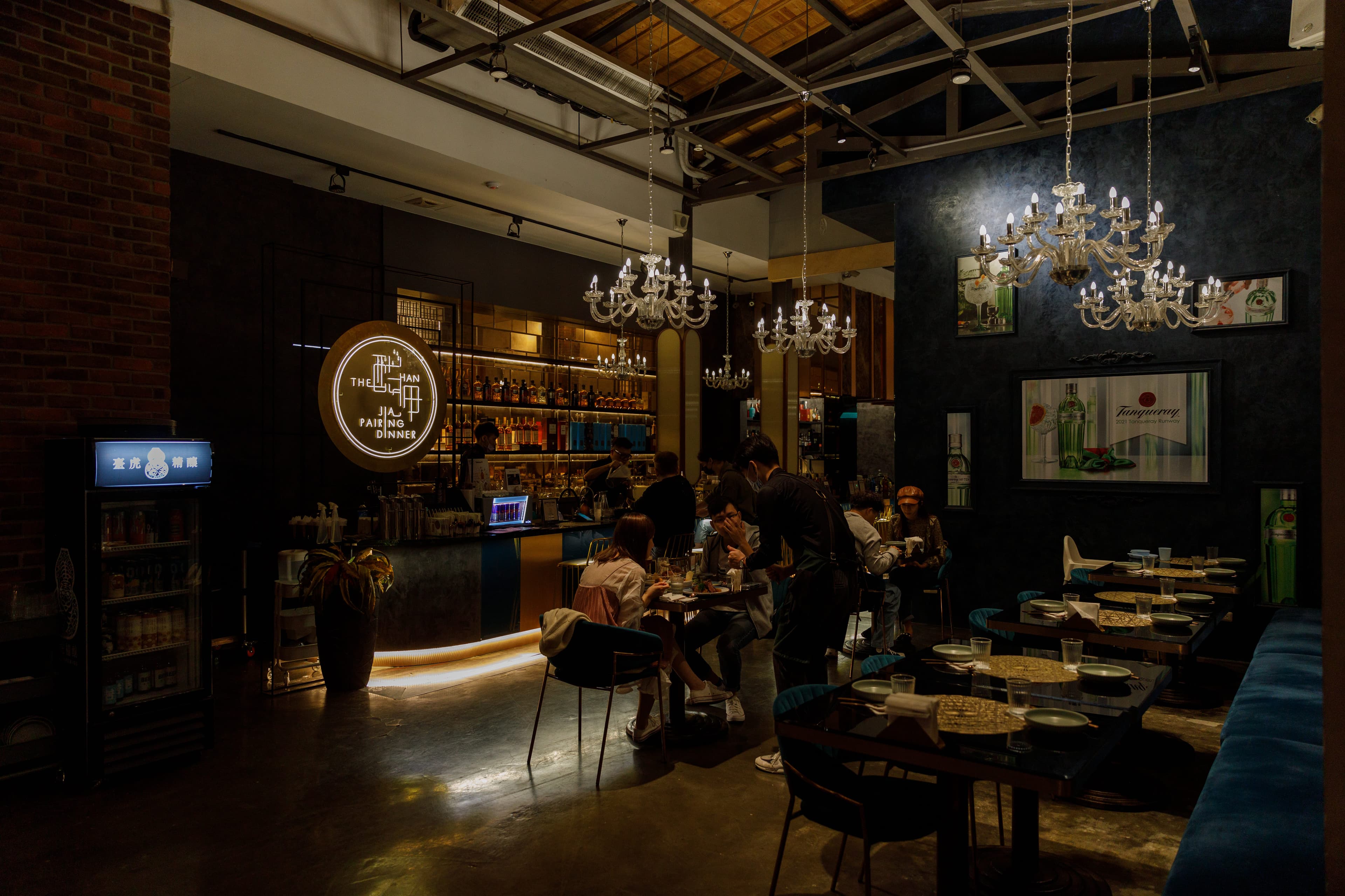 同樣是餐酒館不可或缺的的燈光美氣氛佳，酣呷卻多了一份溫馨、親切感。