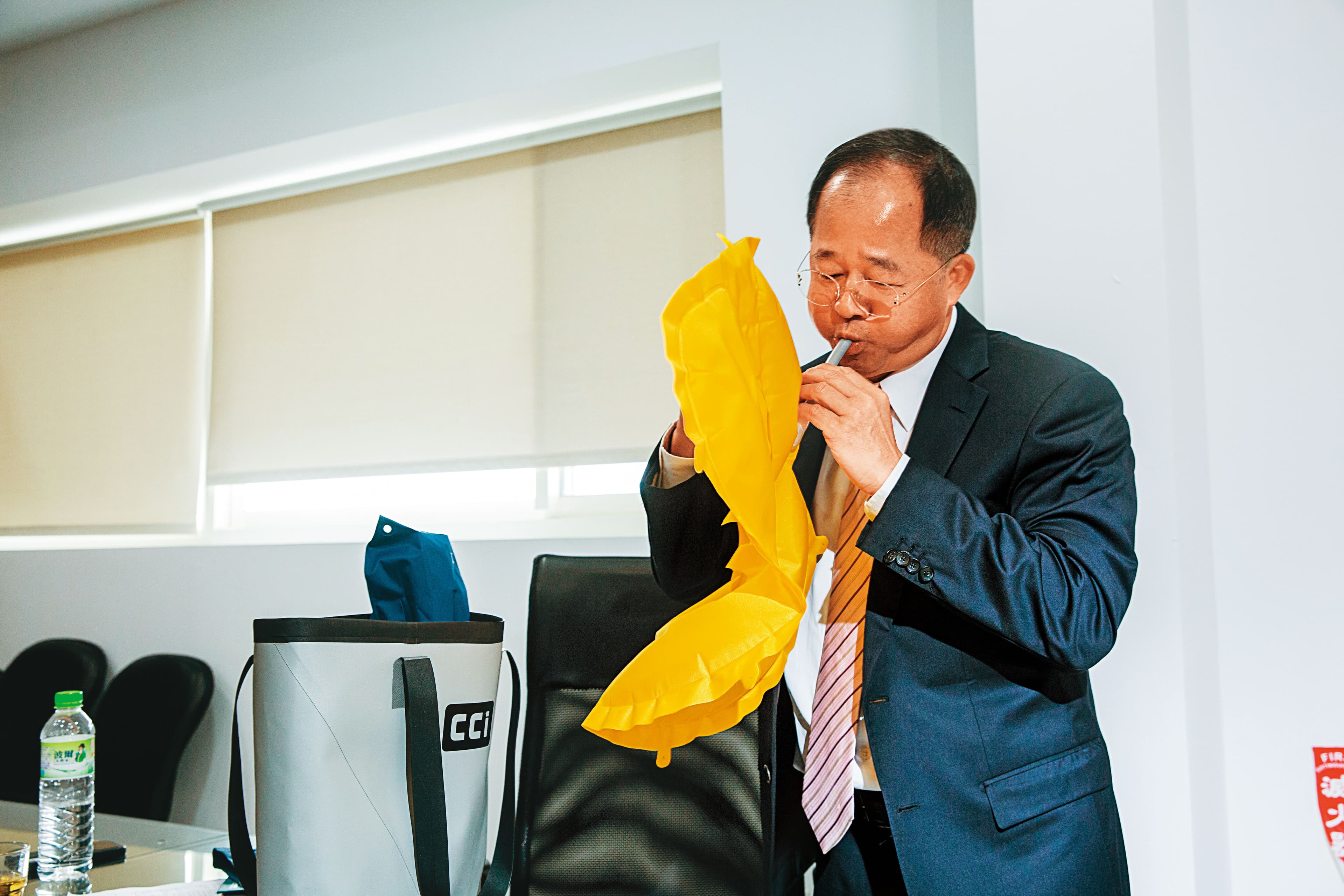 行動派的劉宗熹為完整展示八貫商品，親自示範充氣救生衣。