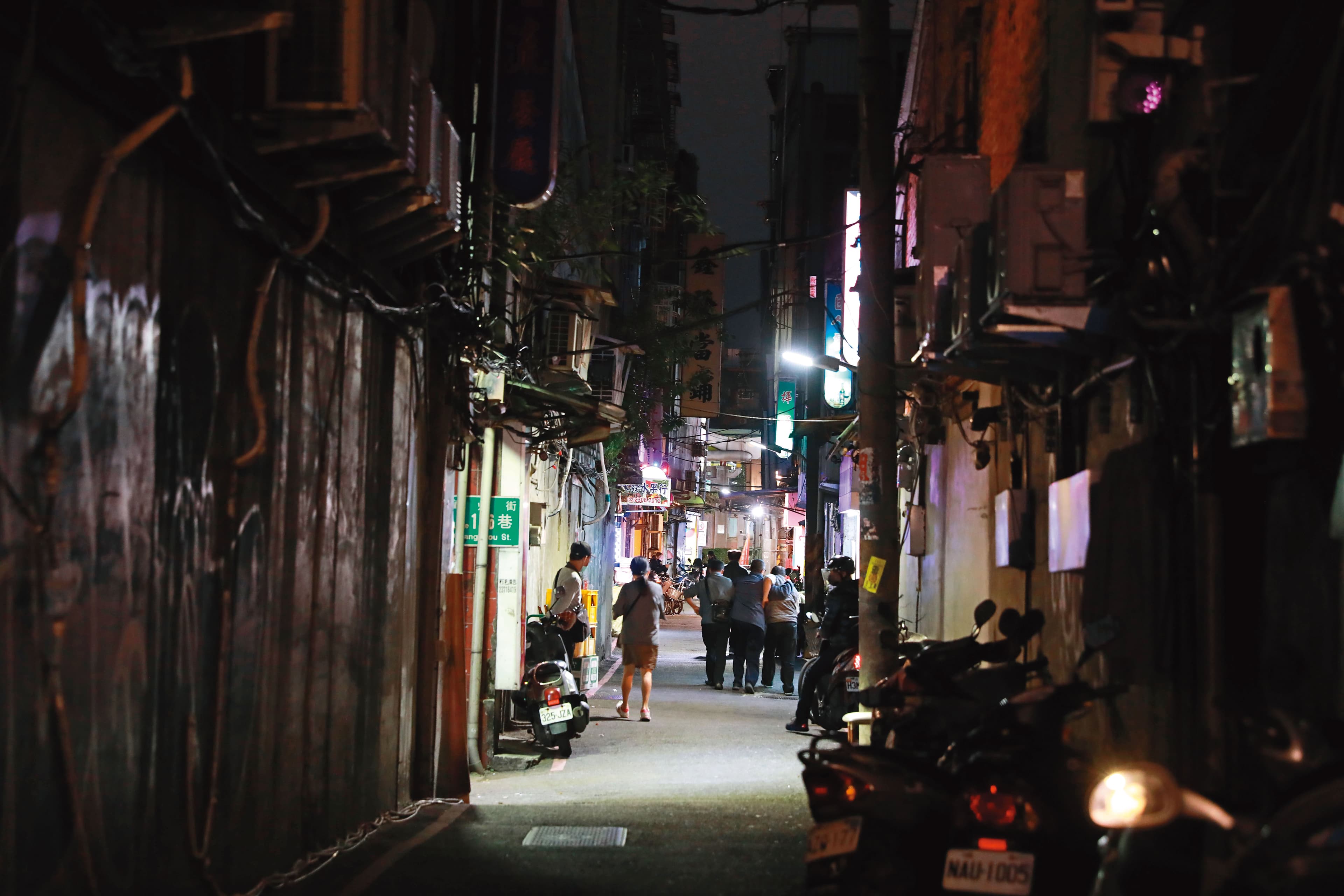 阿公店不僅提供了低價情色想像,還建構出一套綿密的熟人網絡,為都會裡的寂寞心靈打造出隱密的避風港。