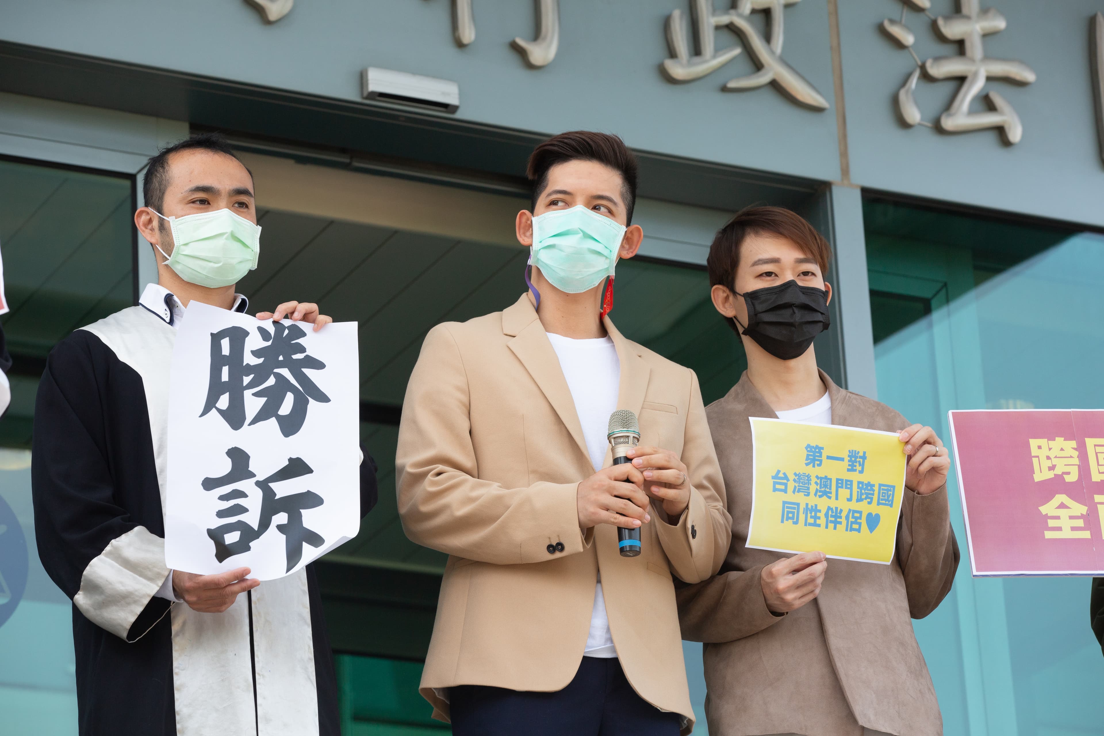 台灣與澳門的跨國同性伴侶信奇(右起)與阿古今年5月才獲得勝訴判決,8月成功登記結婚。