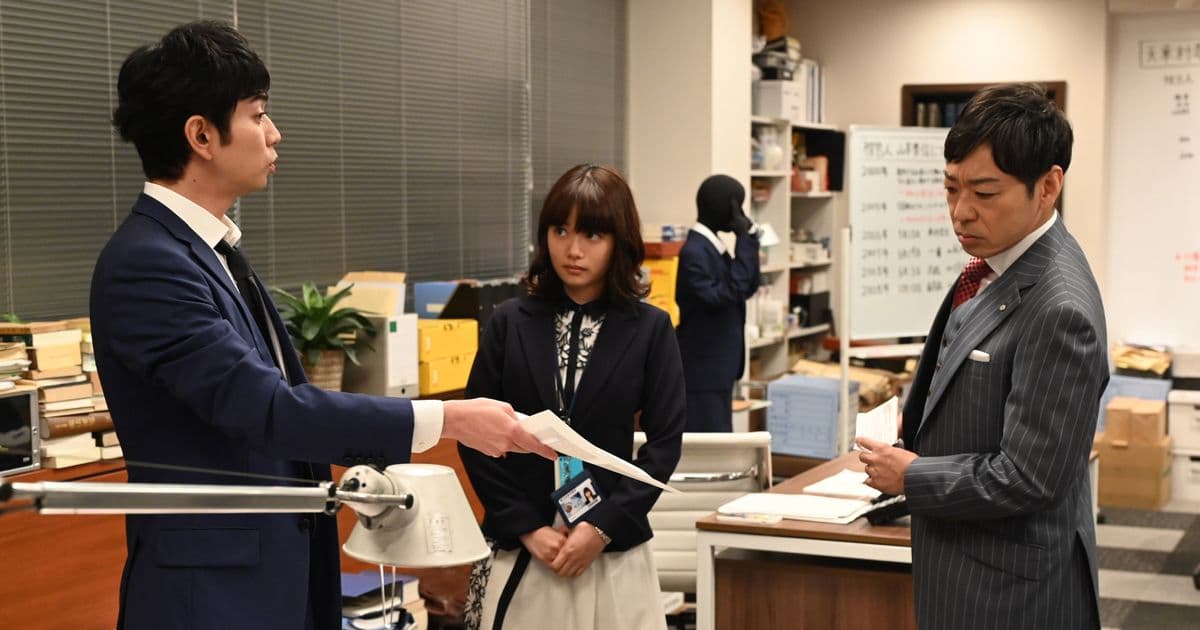 《99.9不可能的翻案》電影版女主角由新生代女星杉咲花接棒,松本潤(左)與香川照之回鍋演出。(翻攝自cinematoday)