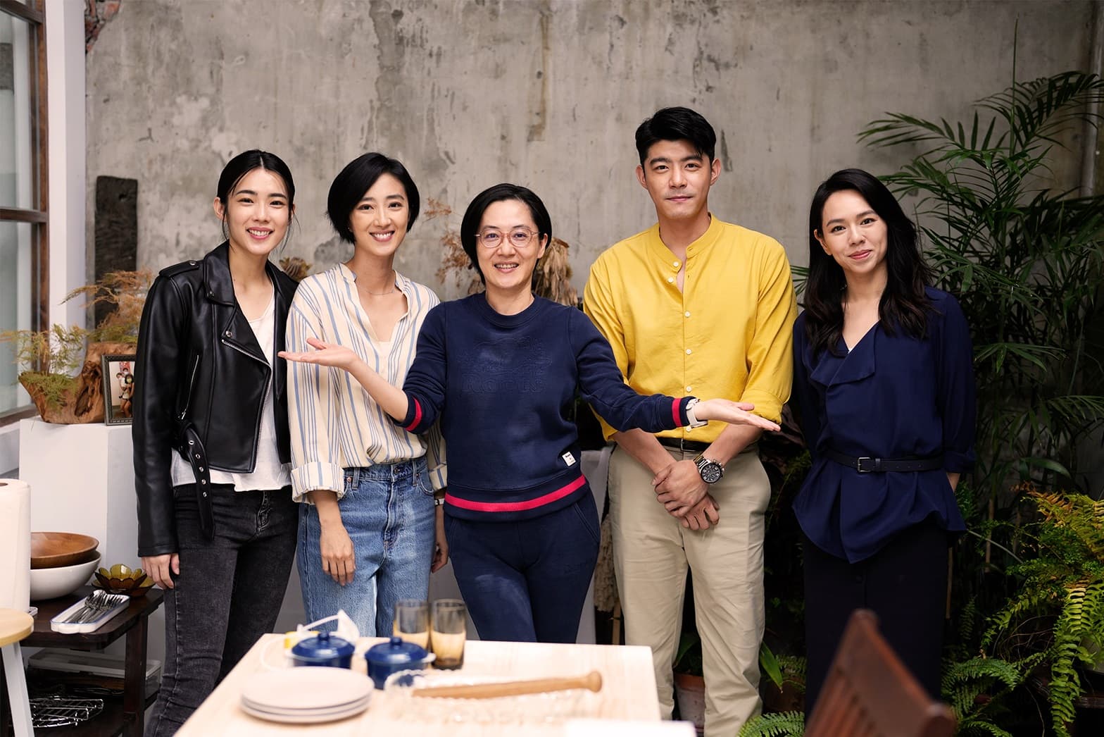 《台北女子圖鑑》4人與導演拍出難分難捨的好交情。左起林思宇、桂綸鎂、導演李芸嬋、王柏傑、夏于喬。（紅杉娛樂提供）