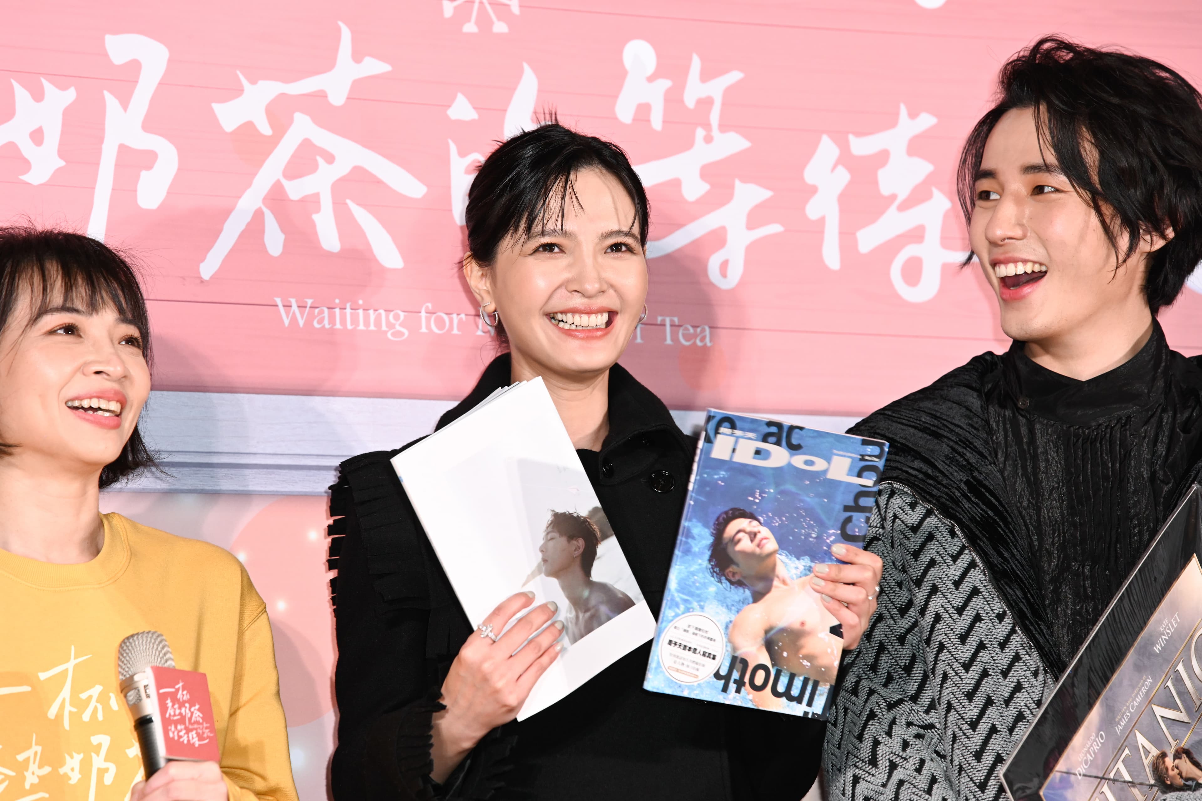 吳子霏收到連晨翔與周予天的寫真,羨煞現場的粉絲。