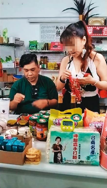盧姓經紀人（左）請郭美珠的工作人員在休假日幫他直播，惹怒郭美珠。（讀者提供）