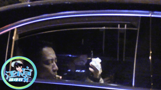 汪小菲被直擊夜攜妙齡女返家,還在車上爽抽雪茄。(翻攝自《推理君江小宴》微博)
