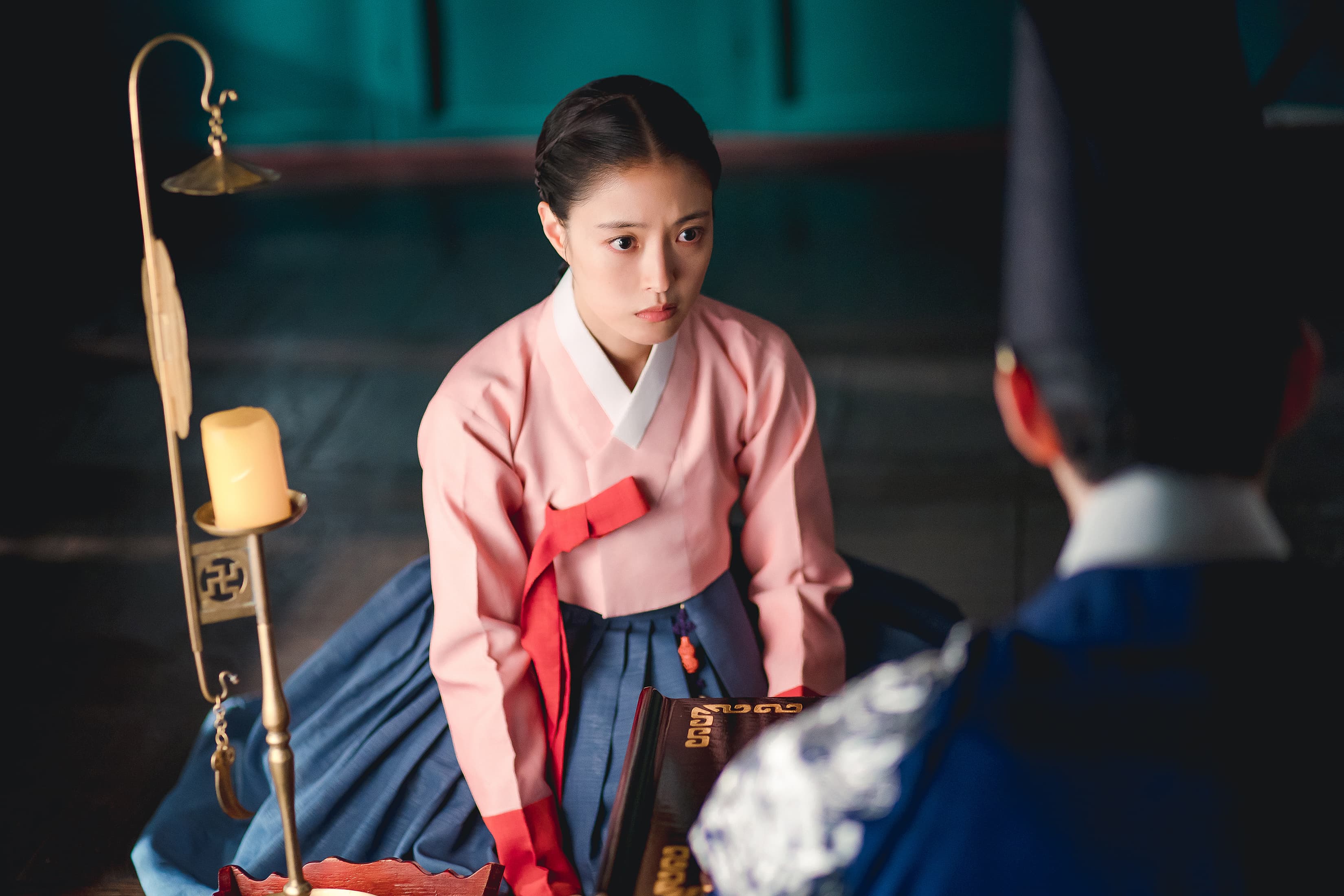 李世榮笑說以前演的角色地位很高,但這次在《衣袖紅鑲邊》無時無刻都在跪。(friDay影音提供)