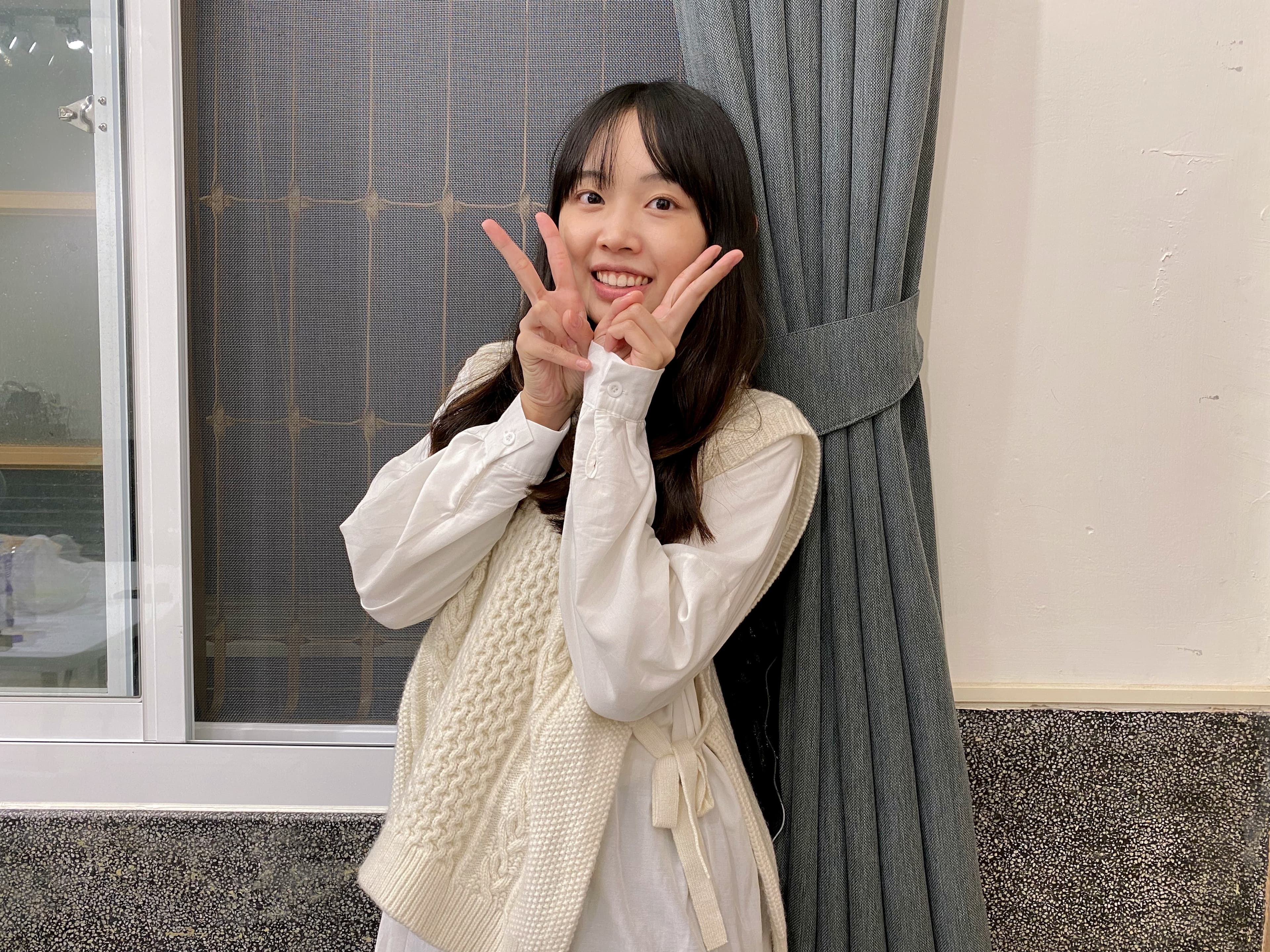 《噩兆》女主角關何在鏡頭前演出失神「漏尿」的橋段,敬業演出令現場工作人員相當佩服。(車庫提供)
