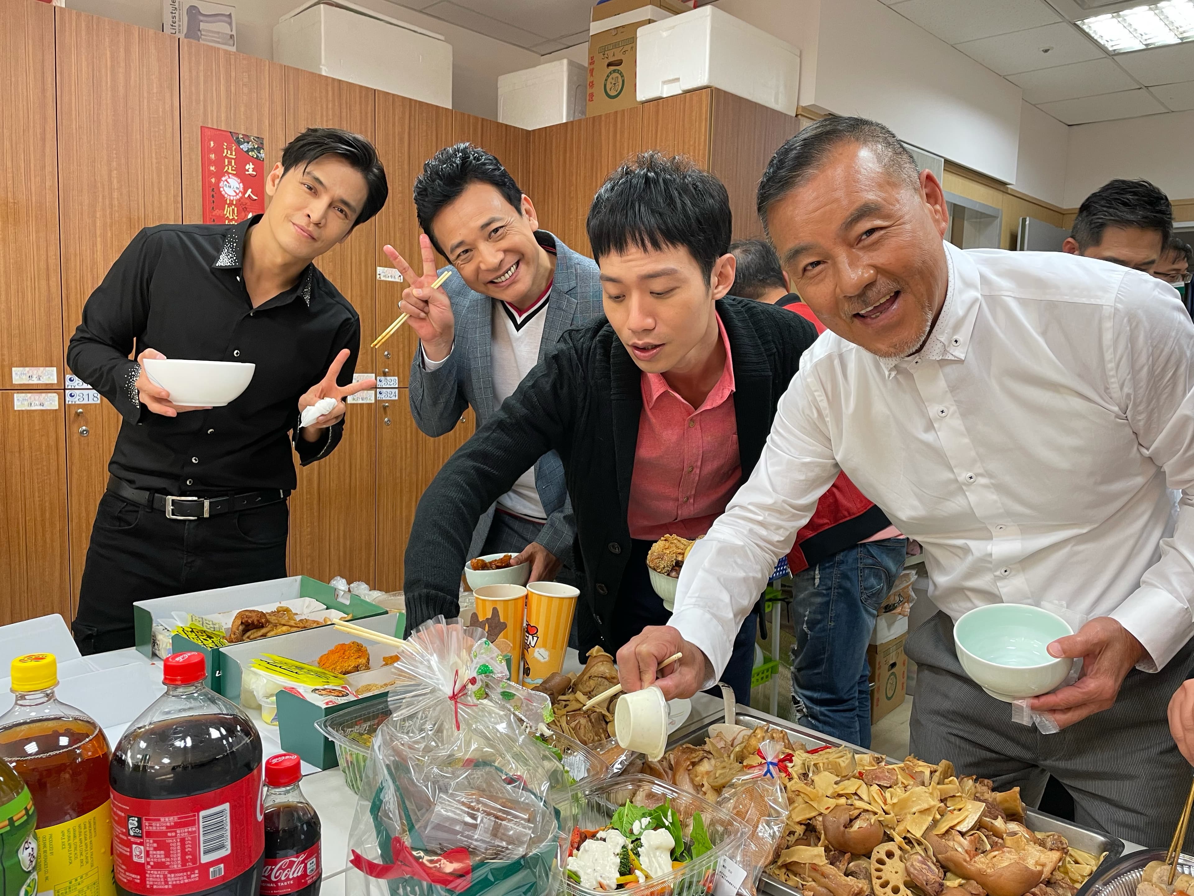 《黃金歲月》演員群王中平(左起)、Gino 、陳仙梅、傅子純開心享用聖誕大餐。(民視提供)