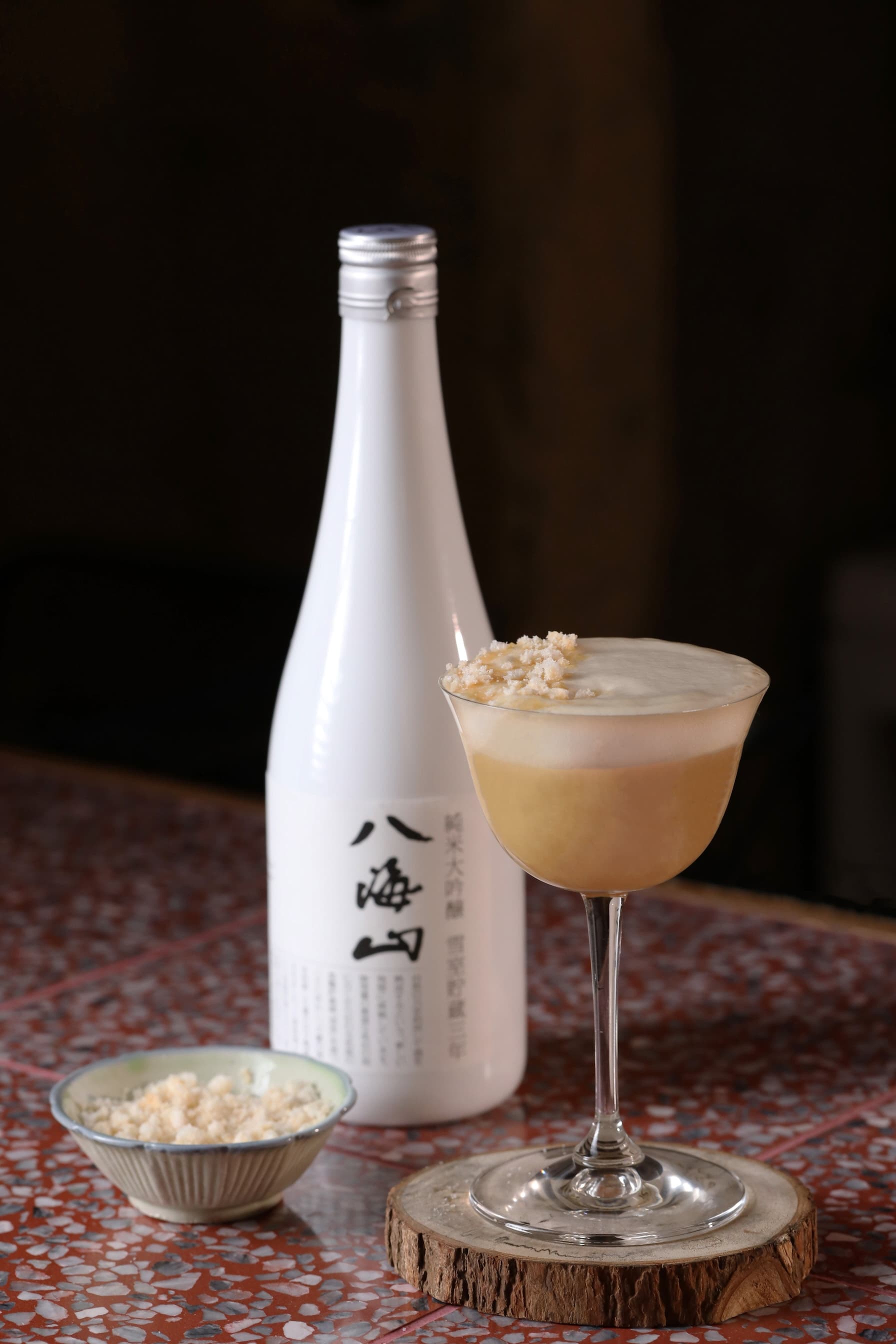 八海山專屬調酒「雪漫漫-雪室貯藏3年純米大吟釀」的干貝與牛蒡鹹香更帶出吟釀的米香。（400元／杯，1,000元／套，八海山提供）