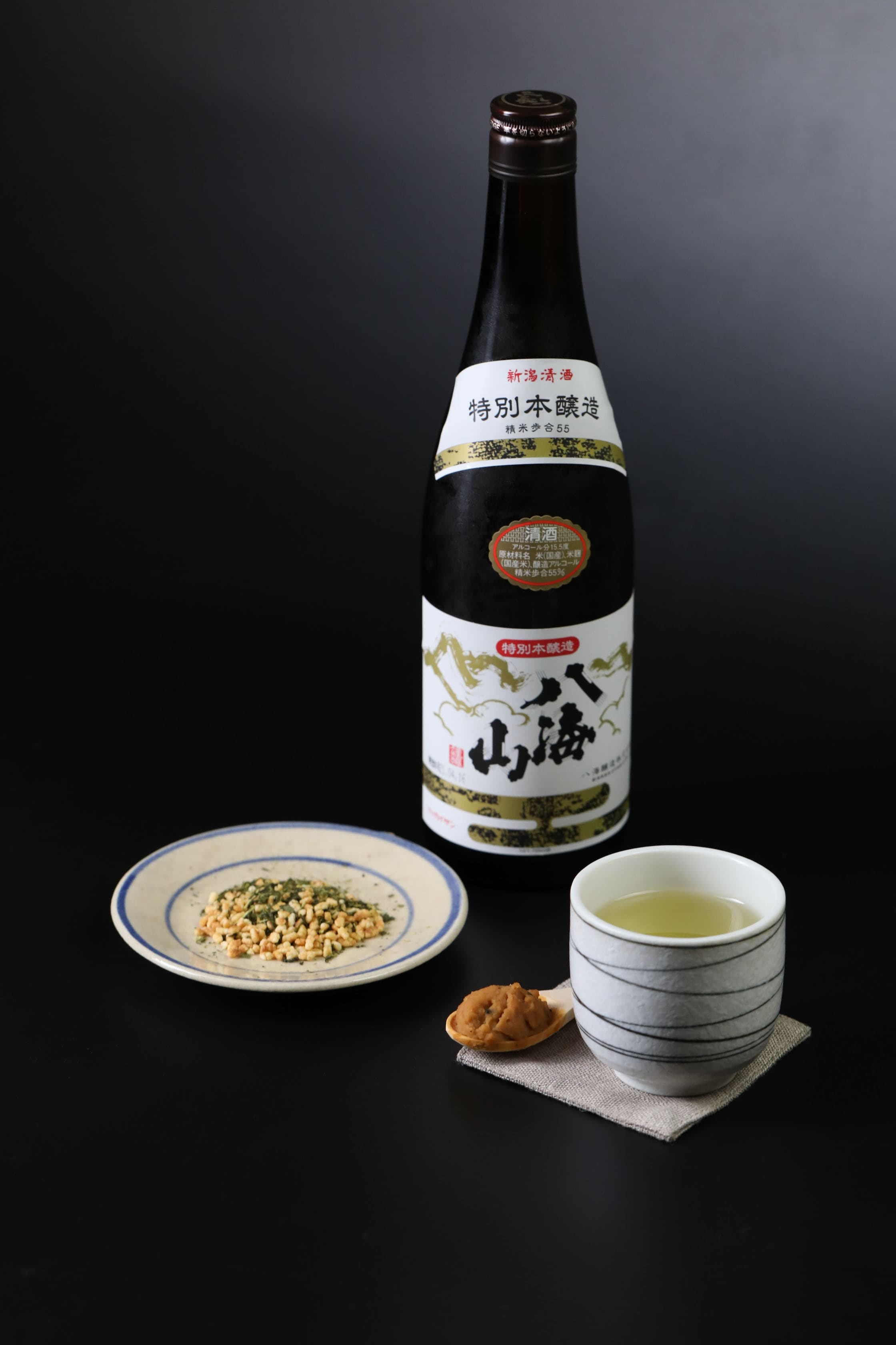 八海山專屬調酒「茶隱-特別本釀造」溫熱的炭焙玄米香與麵茶的濃郁相得益彰。（400元／杯，1,000元／套，八海山提供）