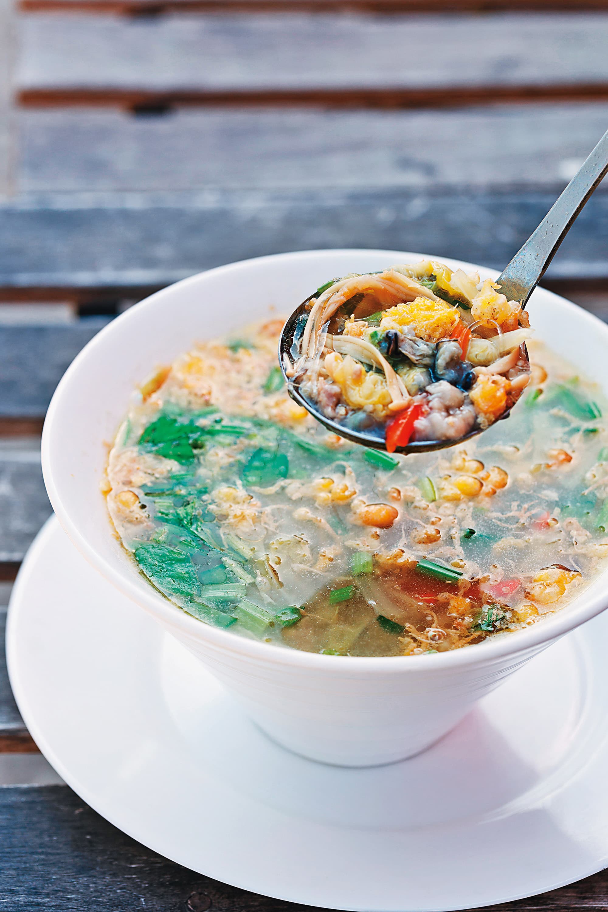 「宴菜湯」是金門喜宴最經典的料理,湯裡放越多食材、料切得越細,代表 主人家越有誠意。(200元/中份)