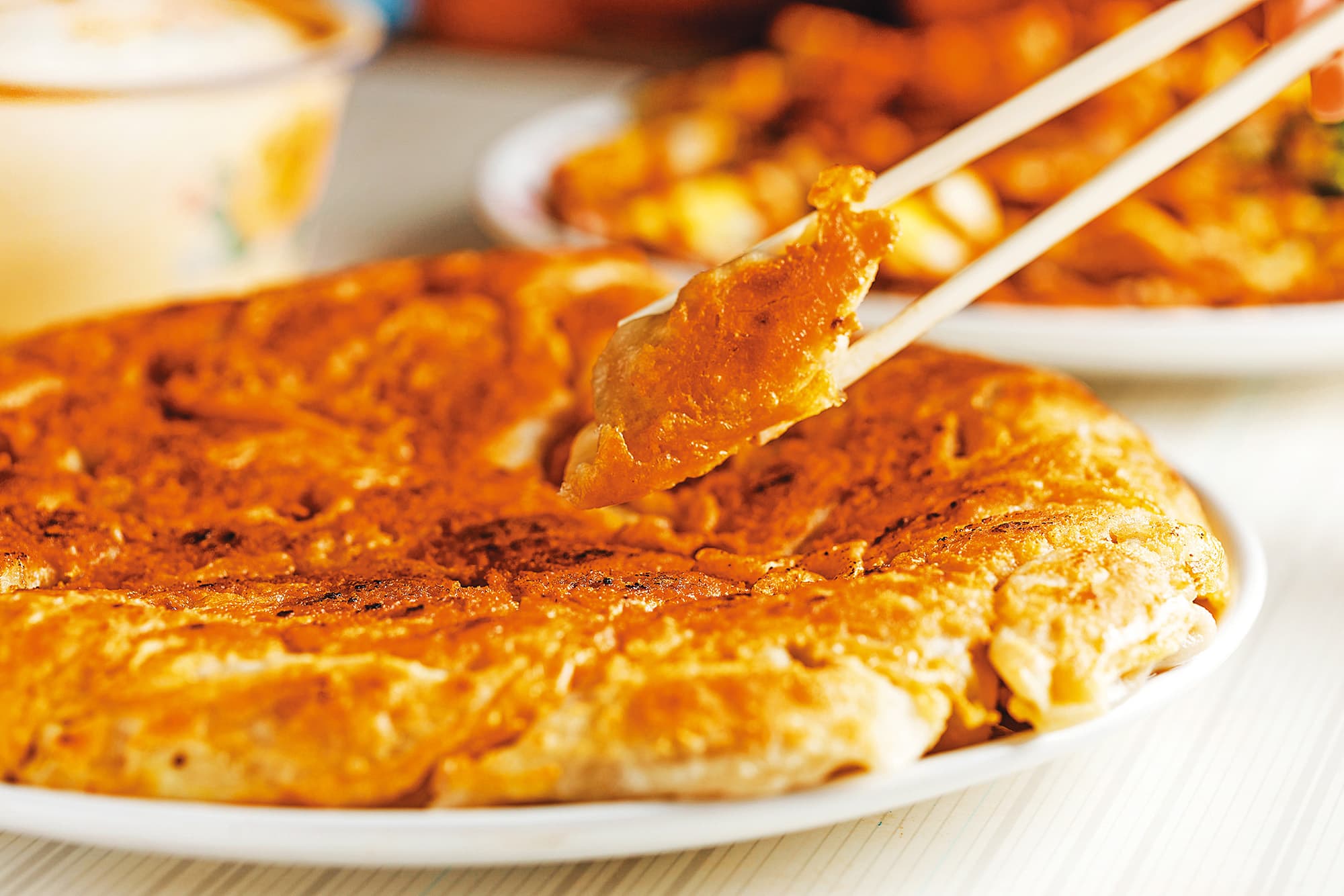 「妙香小吃店」的鍋貼在圓鍋中煎到外皮酥脆、內餡多汁,被視為是烈嶼的隱藏美食。(400元/50顆、大份)