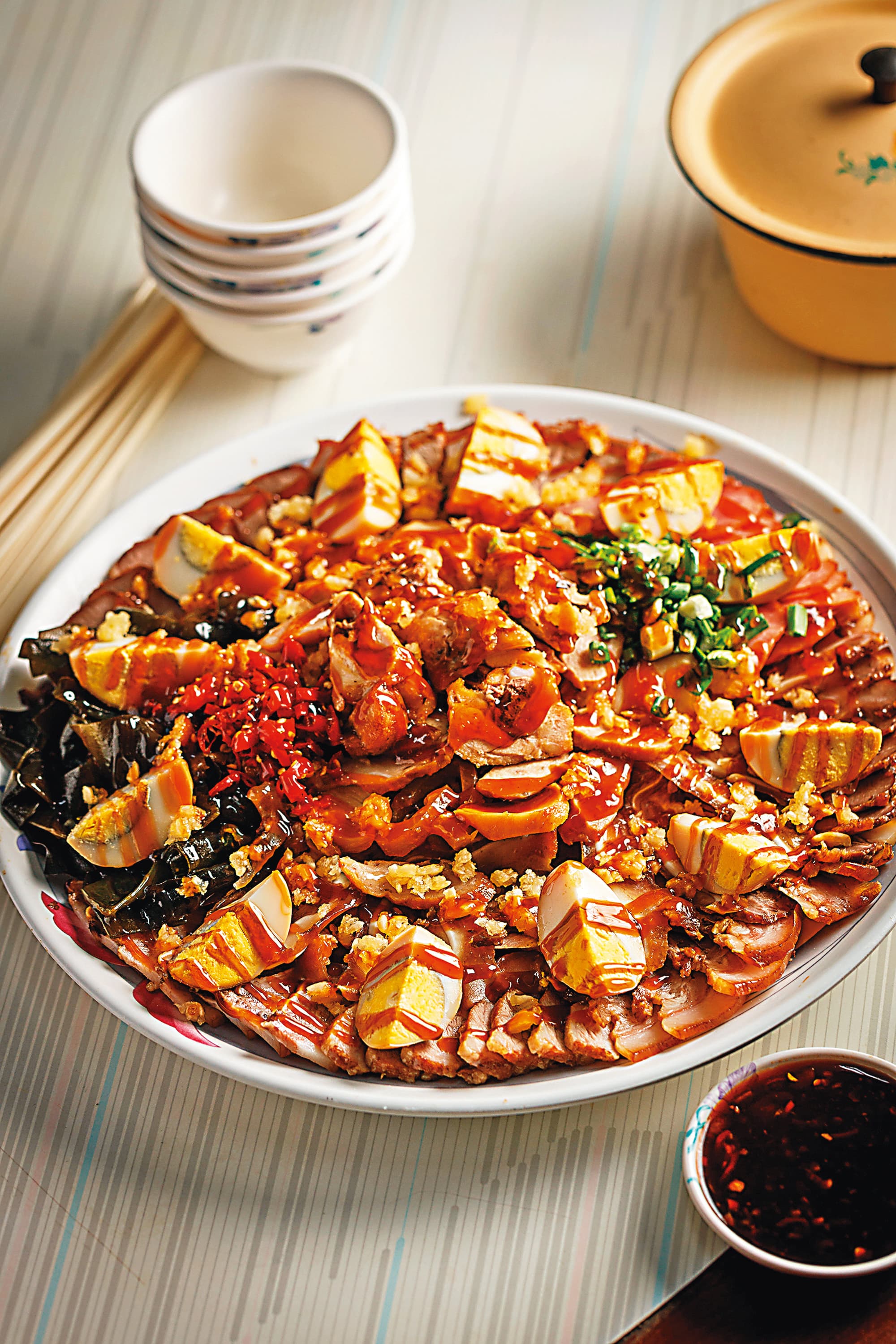 料多實在的「滷味拼盤」,是遊客必點的好料之一。(400元/大份)