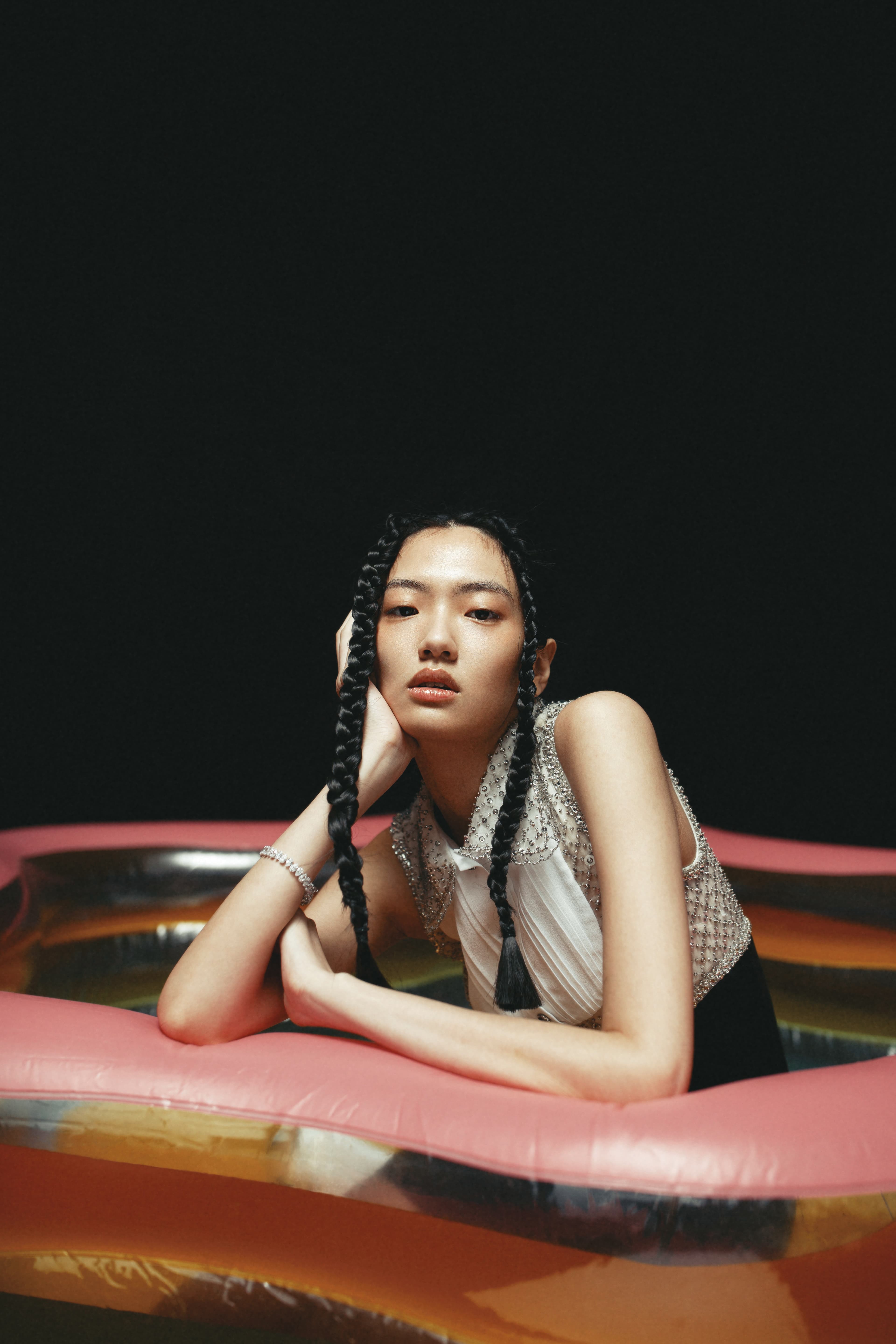 水晶綴飾拼接洋裝 NT$170,000 by MIU MIU/Millenia水晶手鍊 NT$11,900 by SWAROVSKI