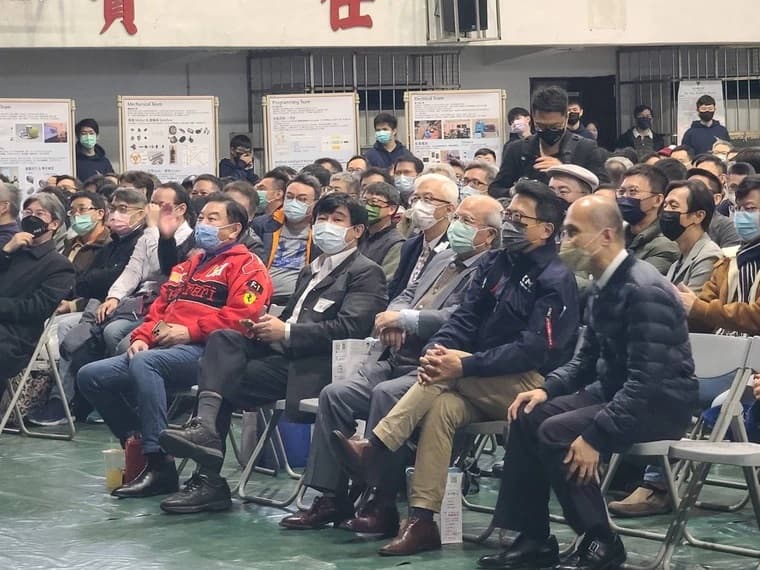 高國華與建中校長、老師坐在一排。(高國華提供)