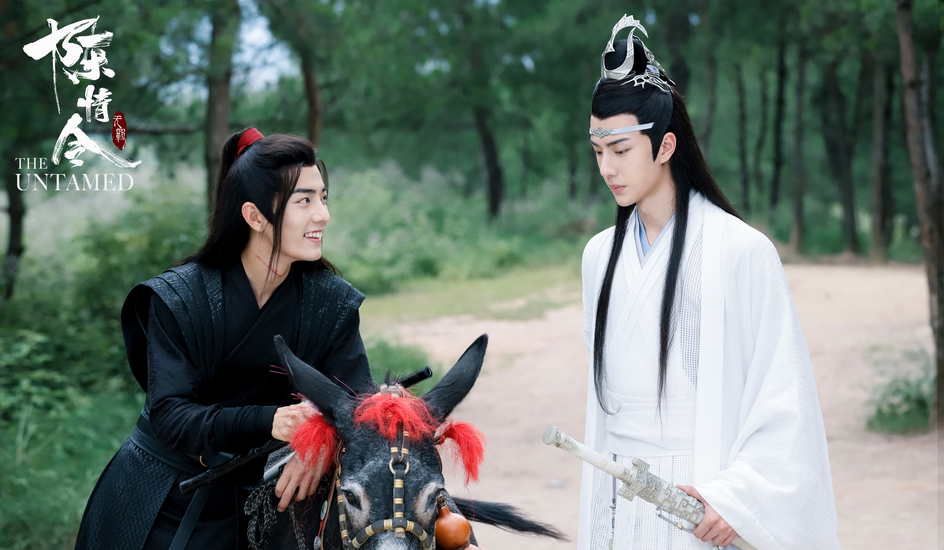 耽美陸劇《陳情令》的兩位演員王一博(右)、肖戰CP感十足,被粉絲視為天造地設的一對,還有「博君一肖」CP名。(陳情令官博)