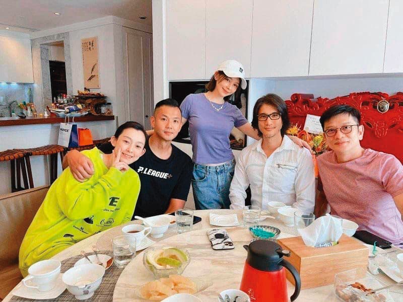 王力宏(右二)違反防疫規定,赴徐若瑄(右三)家聚餐,引起非議。左一為范瑋琪、左二為陳建州、右一為陳子鴻。(翻攝自徐若瑄臉書)