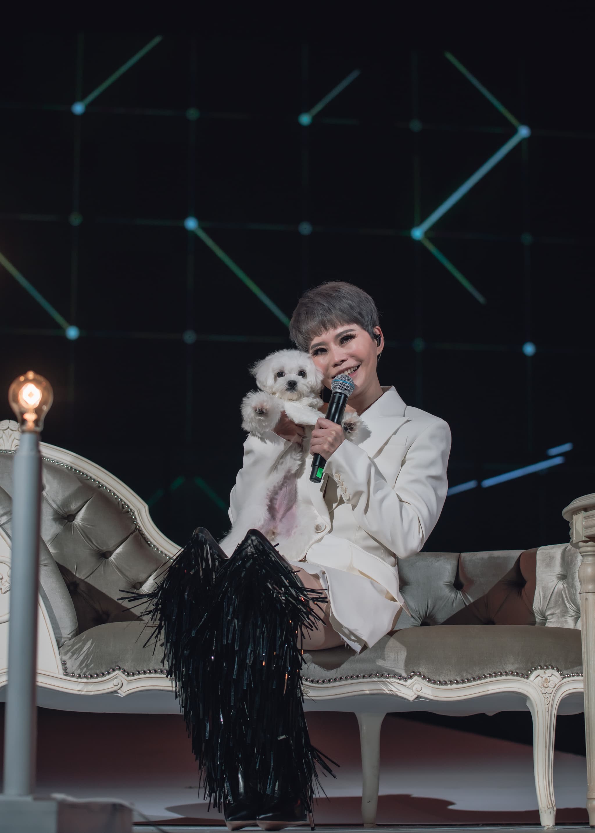 詹雅雯帶著愛犬U妹上台，希望傳達「眾生平等」的想法。（雅雯音樂x寬宏藝術提供）