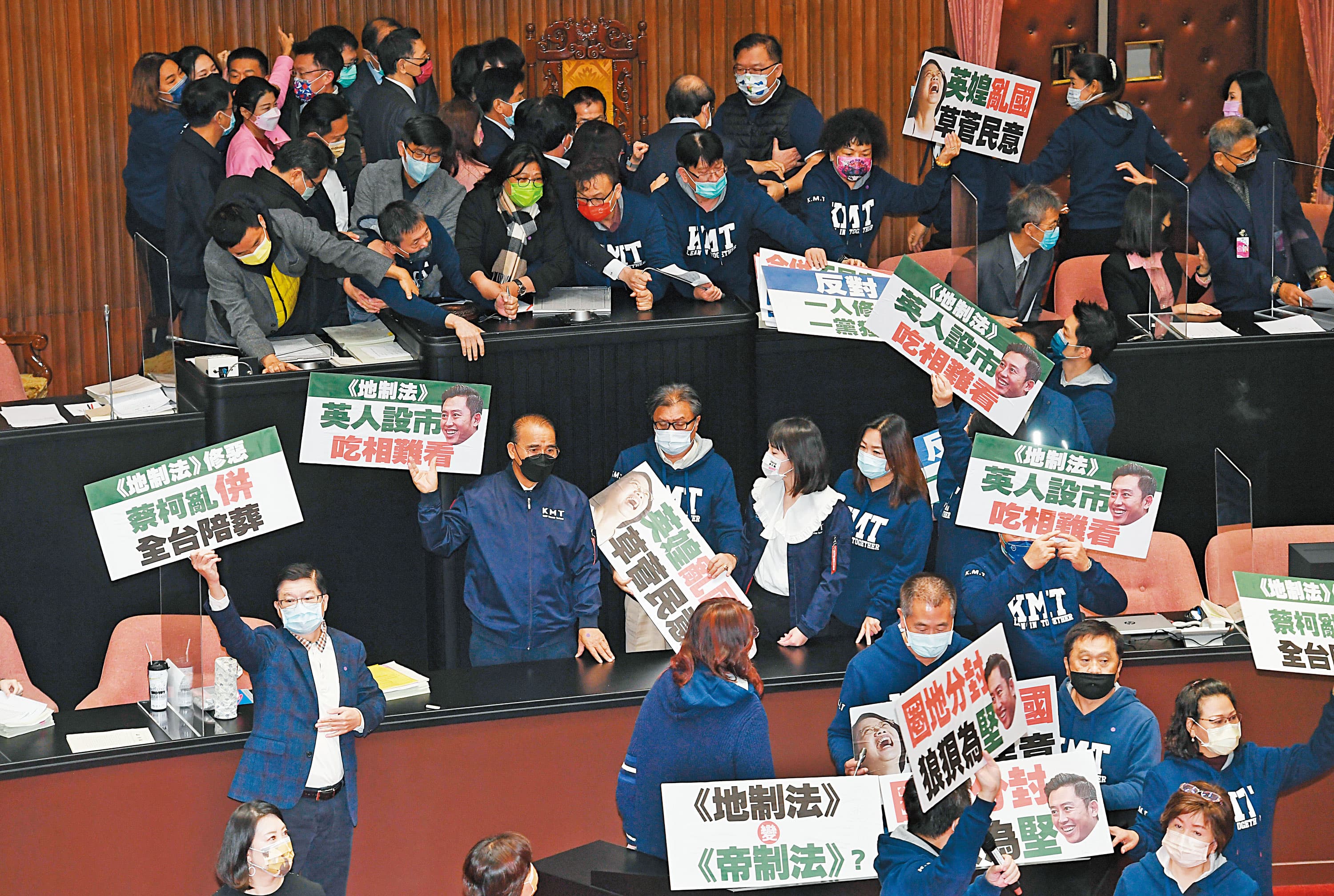 民進黨團為推動大新竹合併,24日原本將《地制法》修正草案逕付二讀,引來國民黨高舉「英人設市」標語,並衝上主席台,爆發推擠衝突。(中央社)