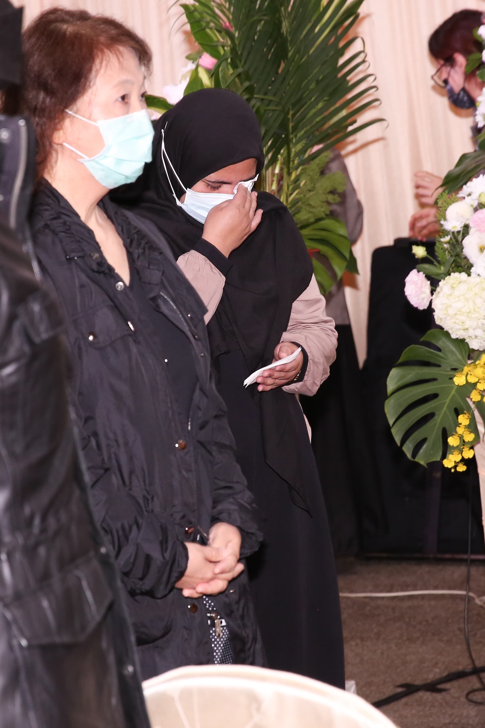 看護Yule照顧陳松勇如同親人般細心，陳松勇的離世Yule亦不禁難過痛哭。