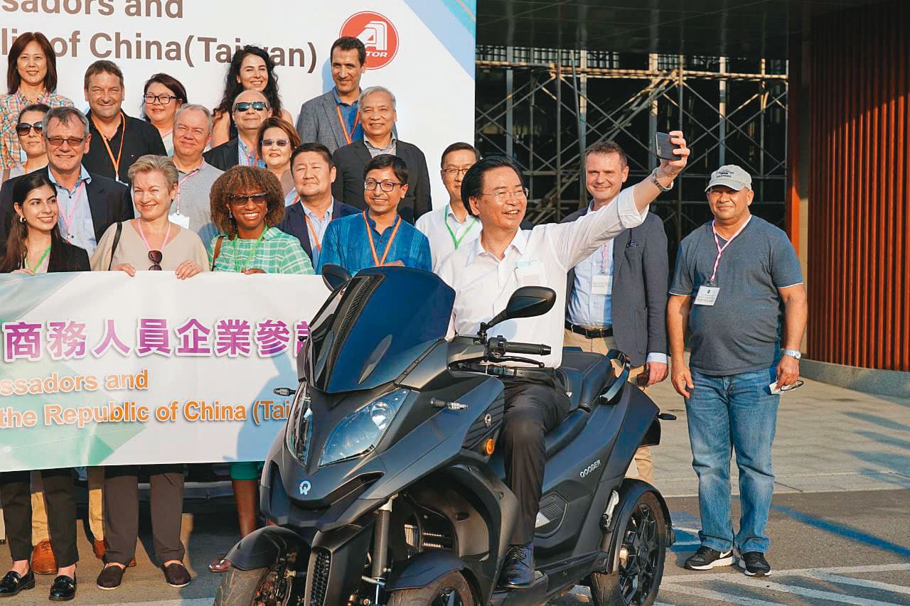 吳釗燮去年底邀34國的駐台使節及代表,參訪台南及高雄多家智慧科技企業,體驗台灣的資通訊優勢。(外交部提供)