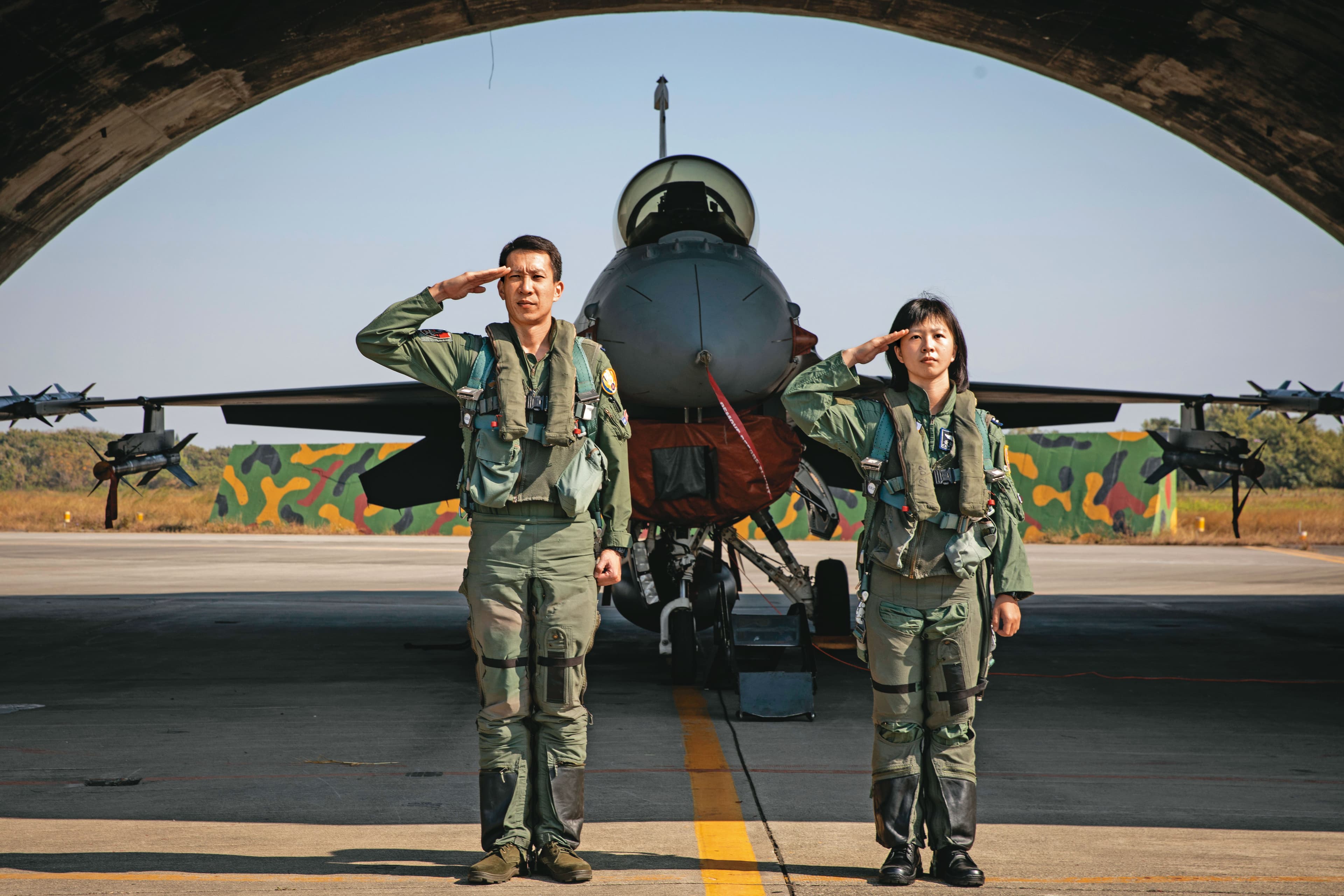 空軍第四聯隊作戰隊分隊長龔尚偉(左)、換訓學員黃若宜(右)在嘉義空軍基地接受我們訪問。