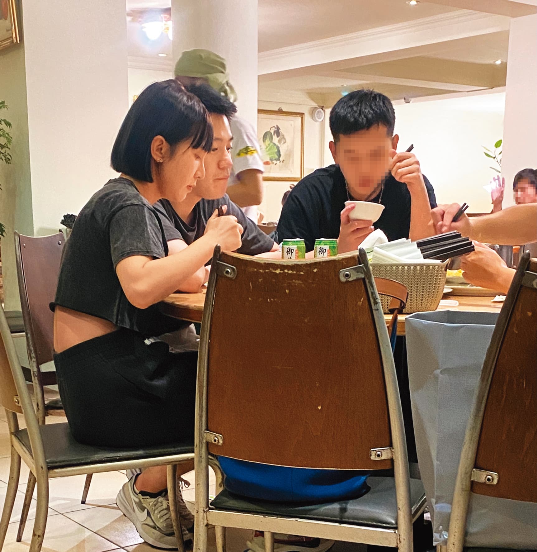8月29日04：00，讀者直擊溫妮（左）與男友（中）在北市東區吃宵夜。