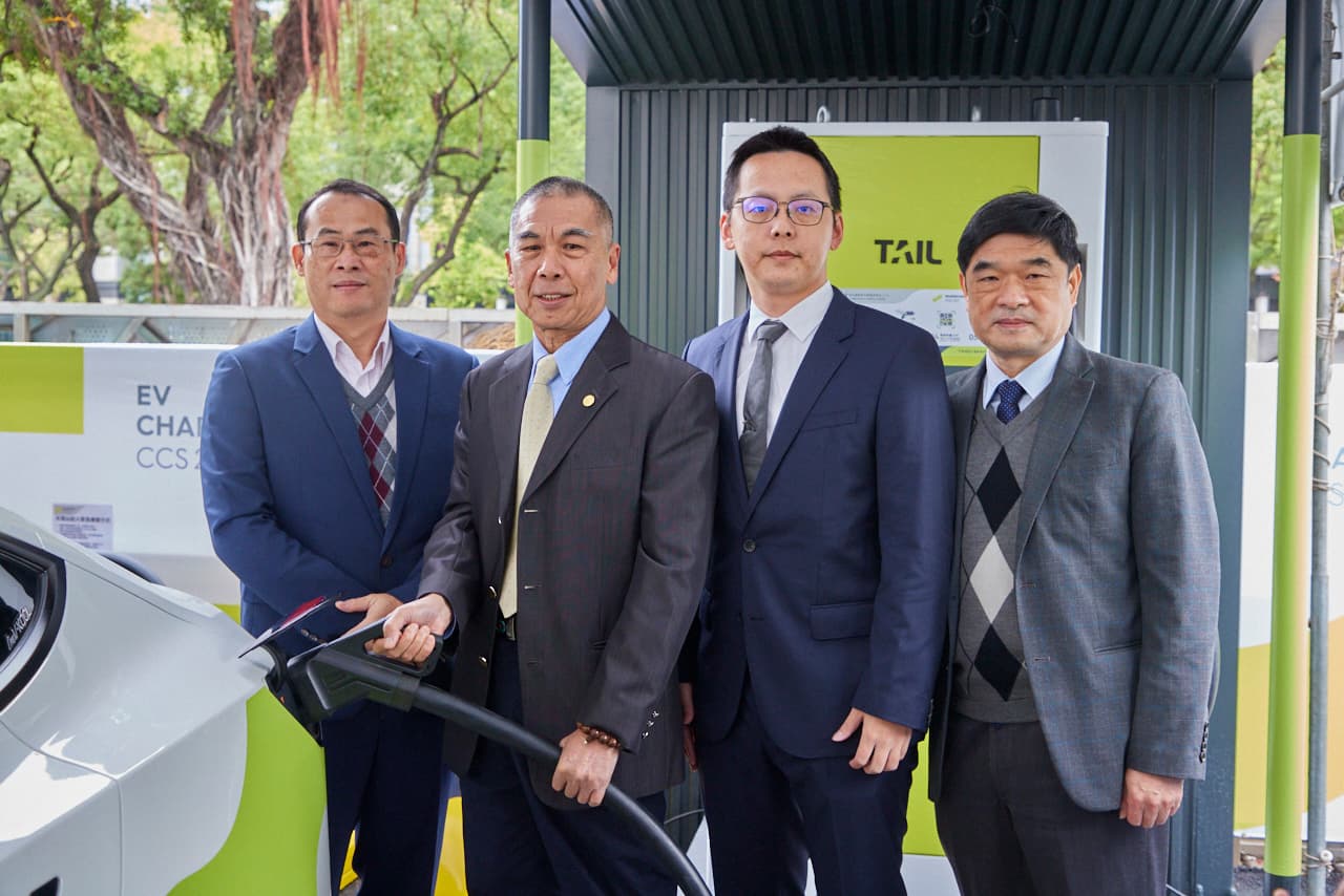 台達電子電動車充電方案事業處處長徐瑞源(左一)、中油代理董事長兼總經理李順欽(左二)、北基國際(股)公司副董事長何佳璟(右二)、中油公司油品行銷事業部執行長羅博童(右一)。(北基國際提供)