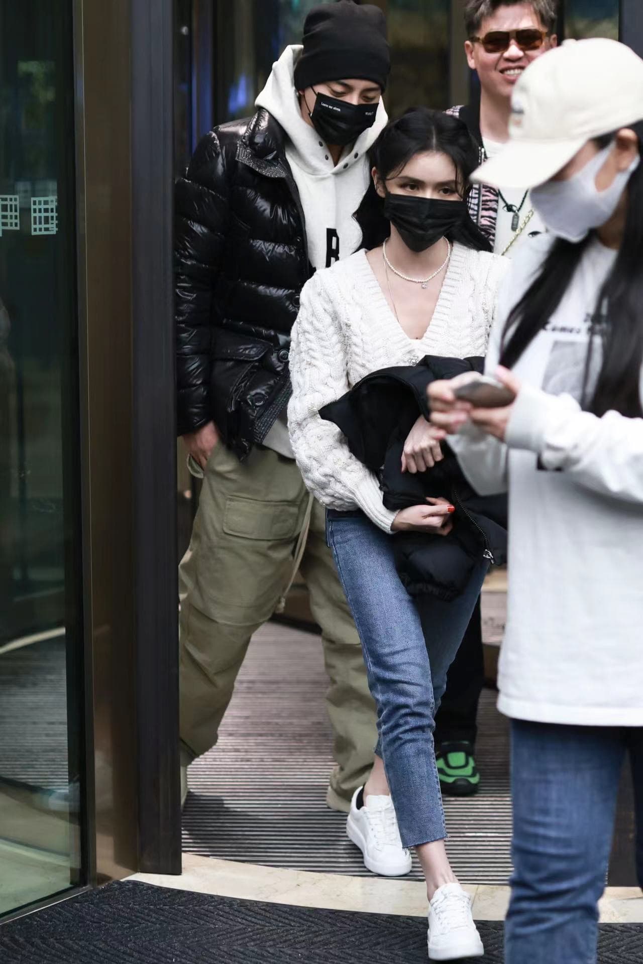 王大陸與蔡卓宜一前一後同框,讓人納悶前幾天女方傳出來的單身宣言。(讀者提供)