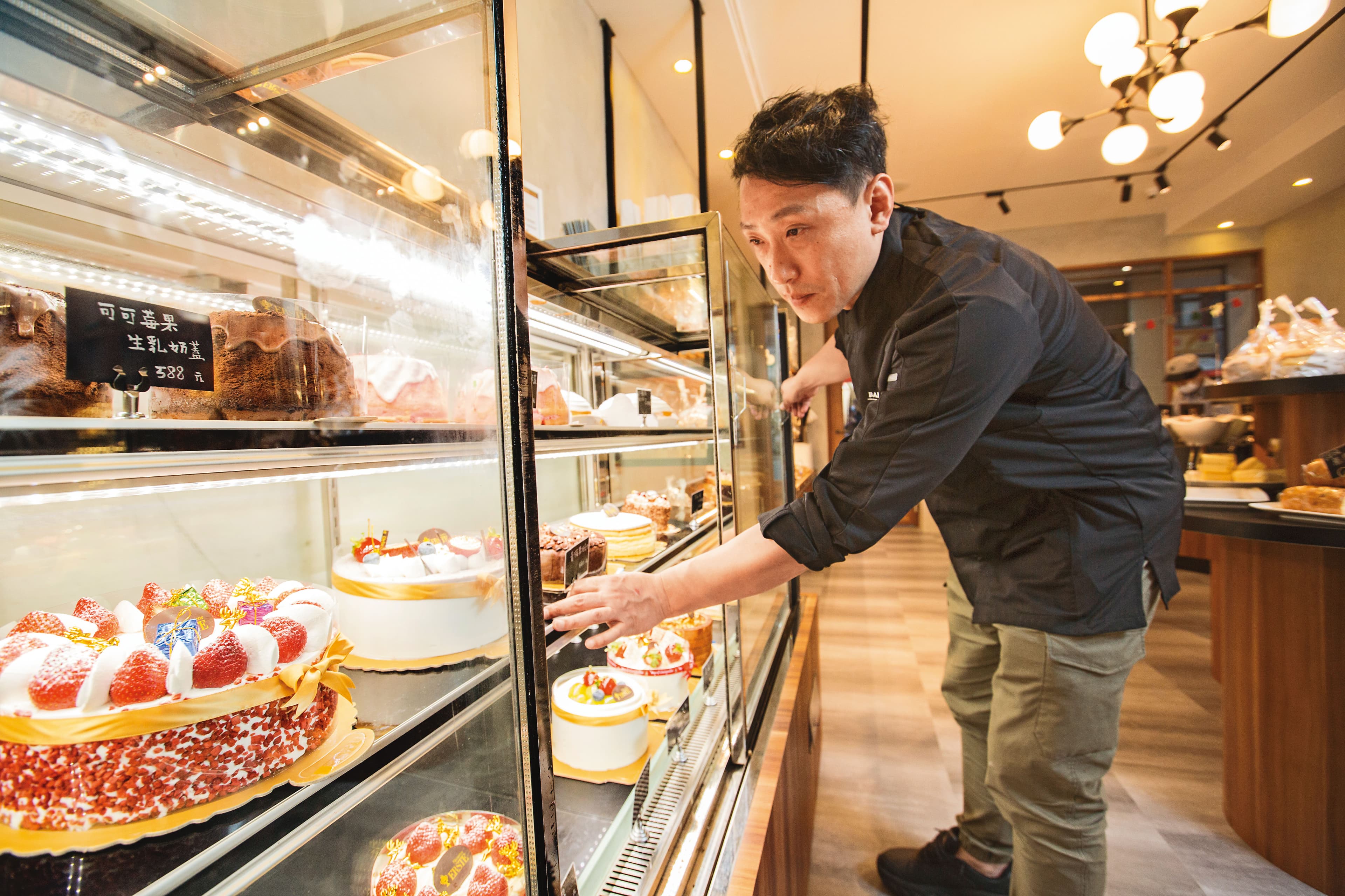 家族早期經營基隆傳統糕餅店,楊嘉明卻被精緻蛋糕吸引,18歲就到台北學藝,什麼糕點都難不倒他