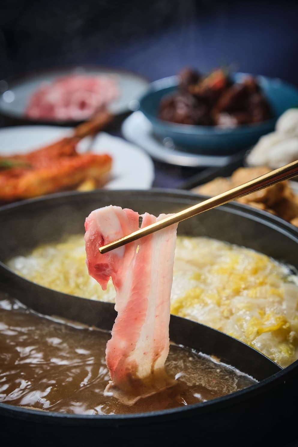 麻辣湯底以泡椒、辣豆瓣及15種辛香料熬製,辣度算小辣。(中保無限+提供)