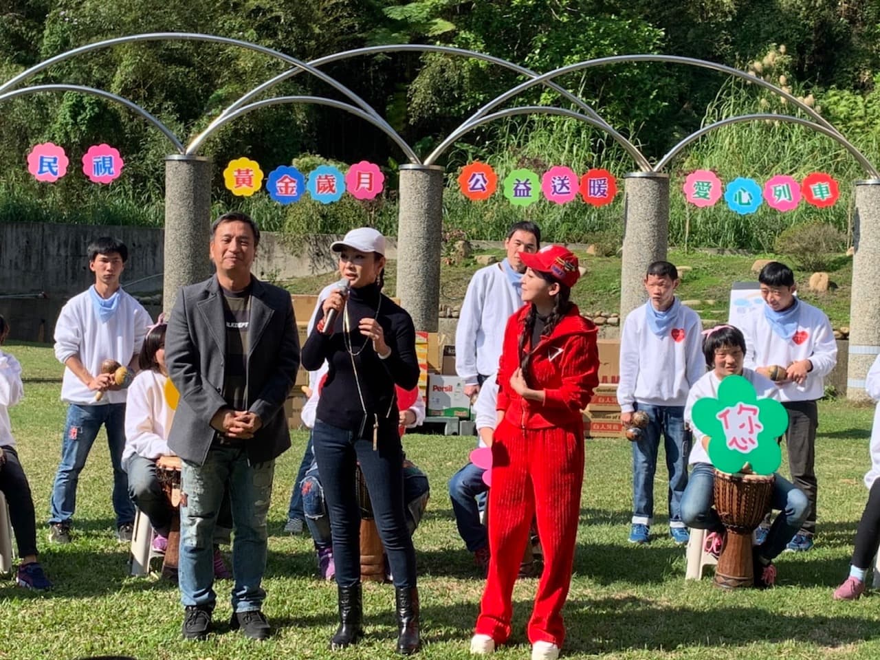 陳美鳳看到教養院的大家還做手舉牌,相當開心。(民視提供)