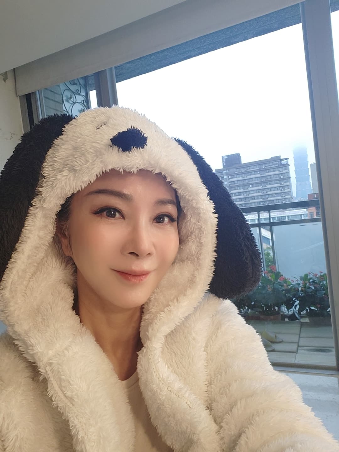 陳美鳳今清晨就起床化妝準備南下送暖。(翻攝臉書)