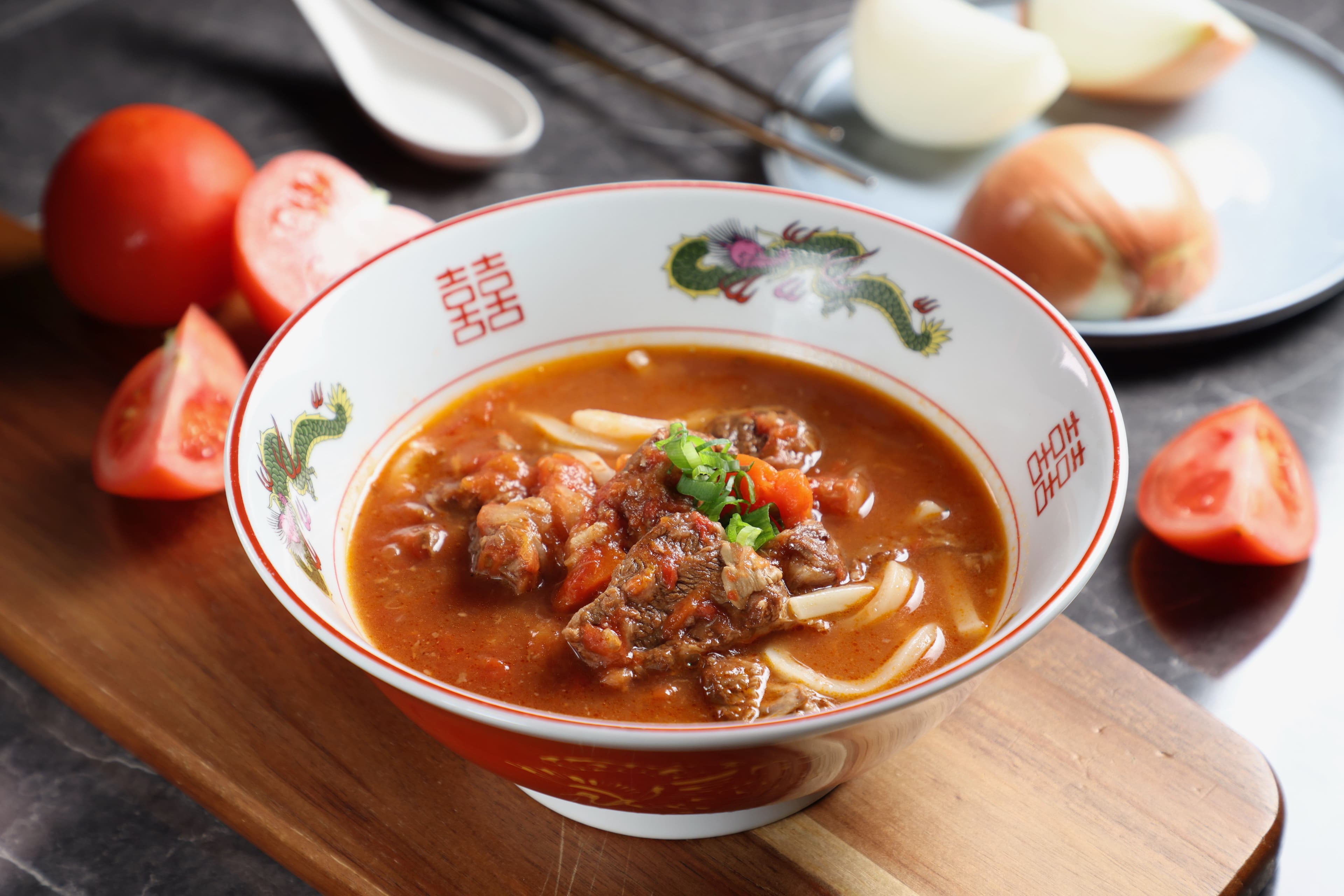醉好餐酒館的「木村哥私房番茄牛肉麵」佐搭Clase Azul Reposado，可凸顯湯頭的濃郁鮮甜。（320元／份）