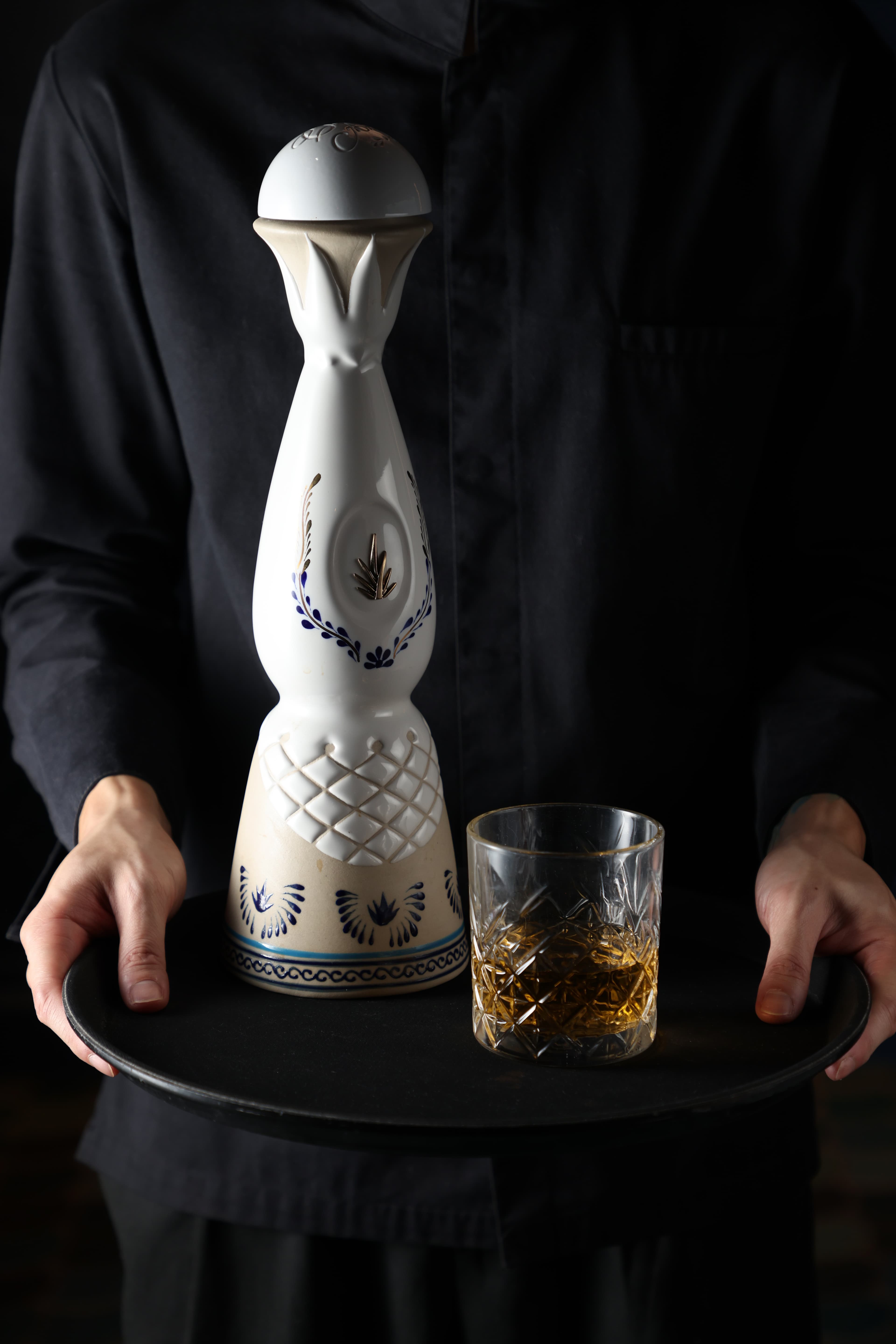 「Clase Azul Anjeo」陳年25個月，帶著肉桂、蘋果和更深沉的橡木桶味。（28,125元／瓶，需預訂）