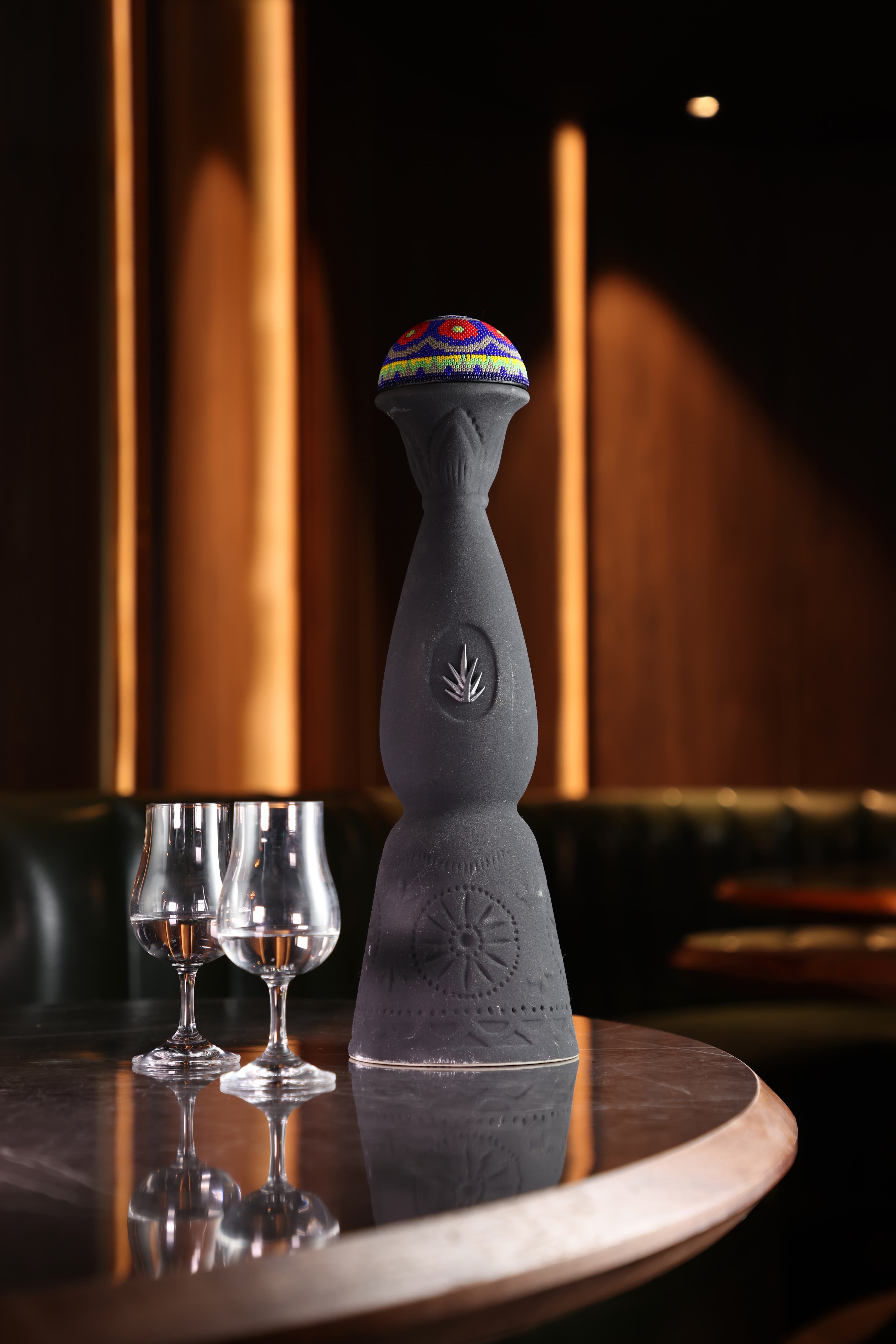 深黑色瓶身「Mezcal Clase Azul Durango」像頭戴串珠帽子的黑武士，酒感呈現煙燻風味。（13,100元／瓶，需預訂）