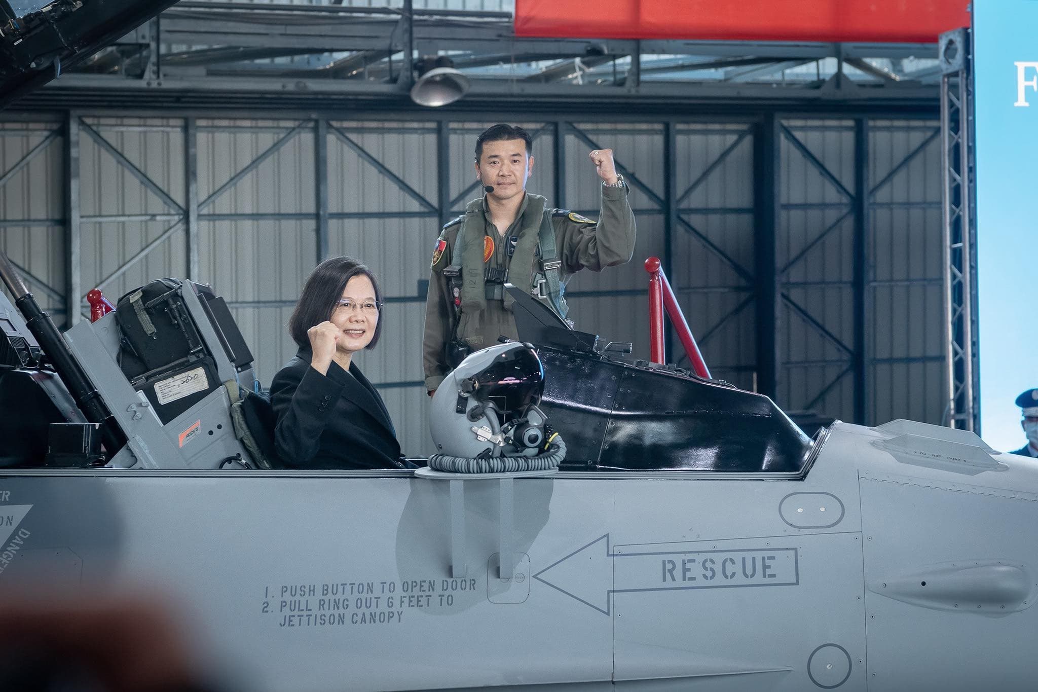 蔡英文總統曾出席中華民國空軍F-16V戰鬥機啟用典禮。(示意圖,翻攝軍模會Military Modeling Society Facebook)