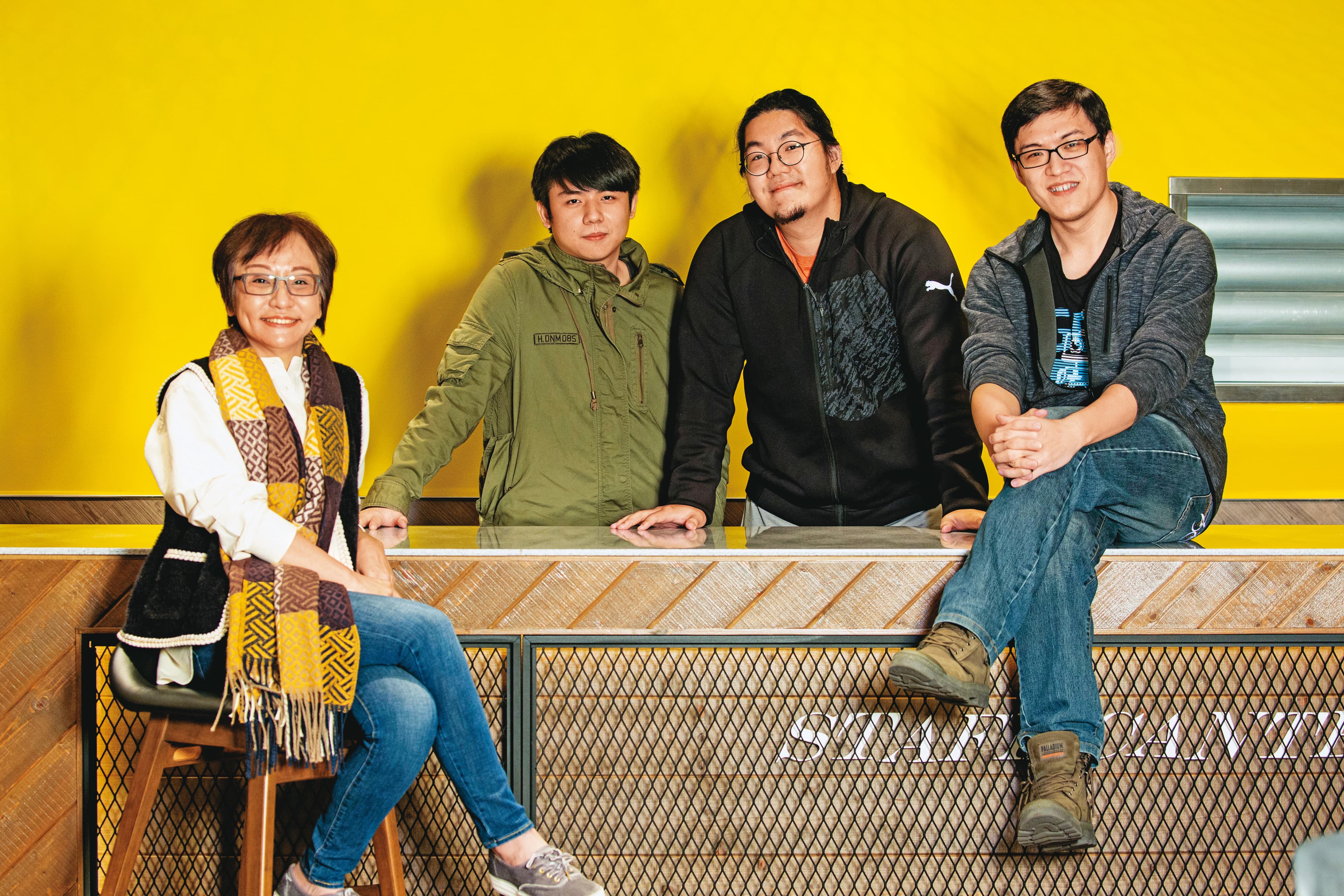 創夢市集近年積極投資、輔導台灣獨立遊戲團隊。左起為創夢總經理傅慧娟、夕暮負責人何祥祿、熊骨負責人張秉華及創遊執行長王峻偉。